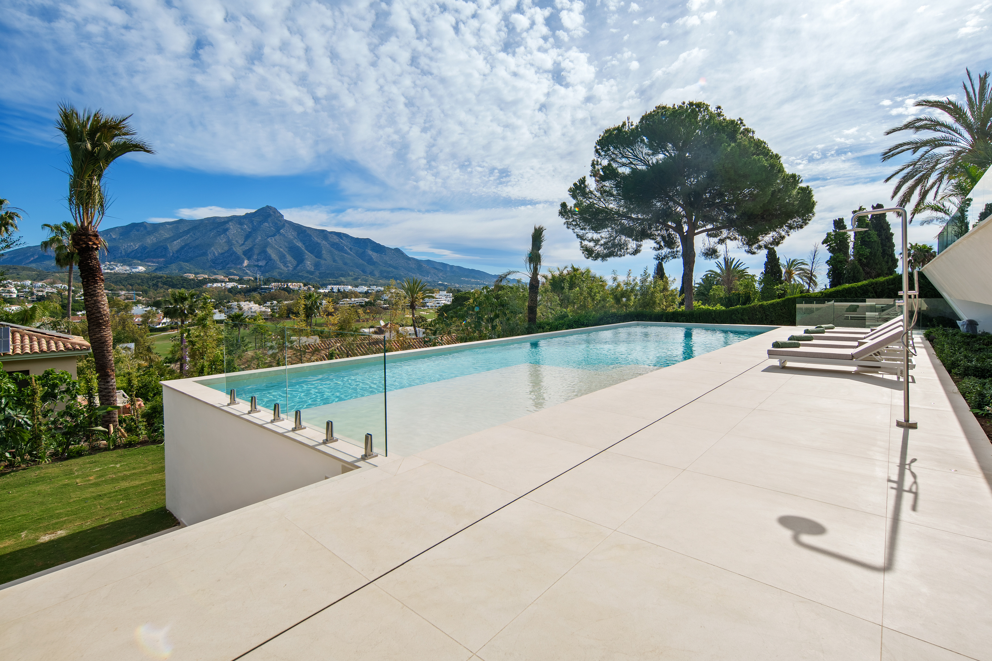 Contemporary Luxury Villa with Golf, Valley and Mountain Views in Nueva Andalucía