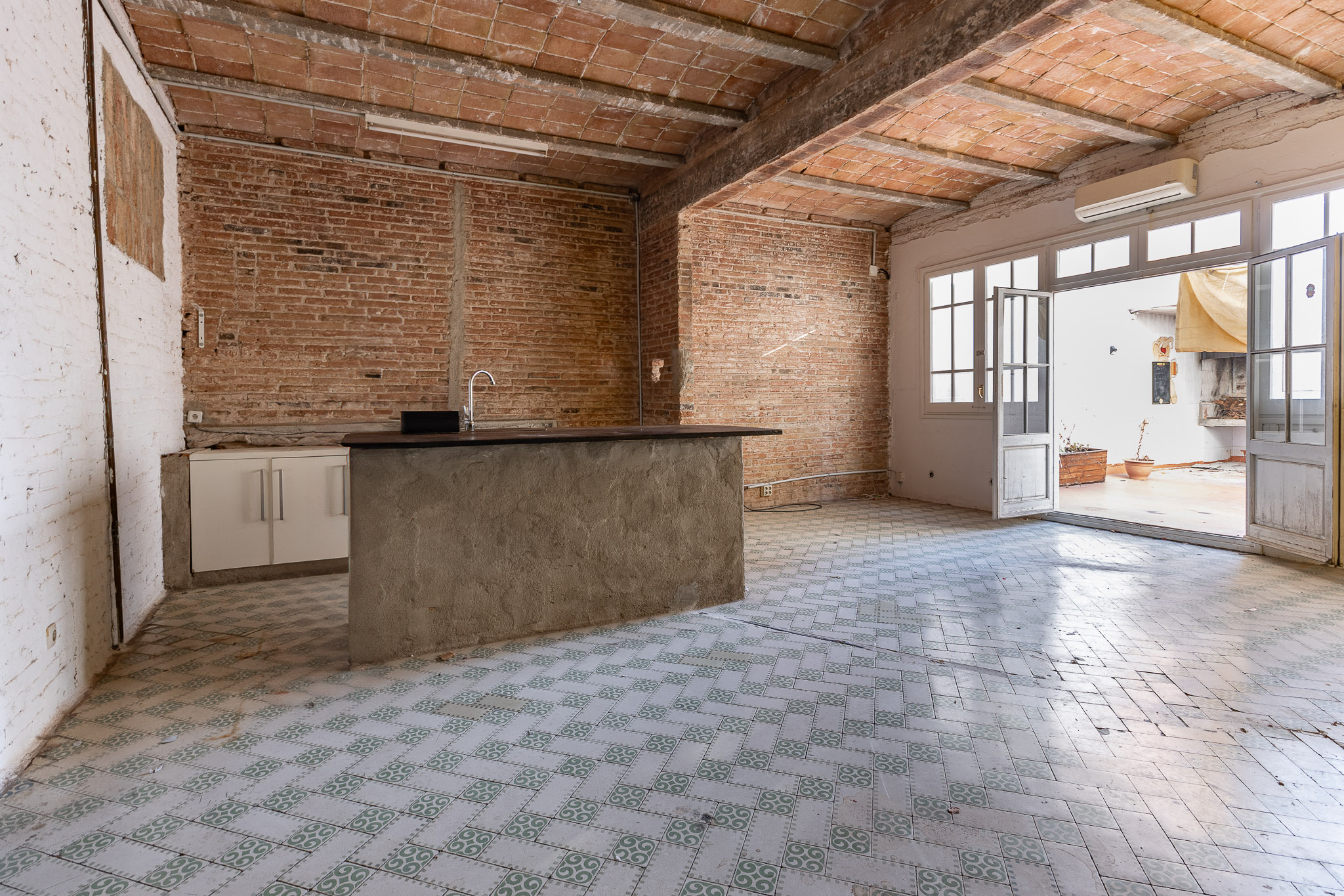 EXCLUSIVE OPPORTUNITY IN POBLENOU. Spacious, light-filled home IN NEED OF RENOVATION  (1st floor) + Leased commercial space (ground floor). Between Glòries and the sea.