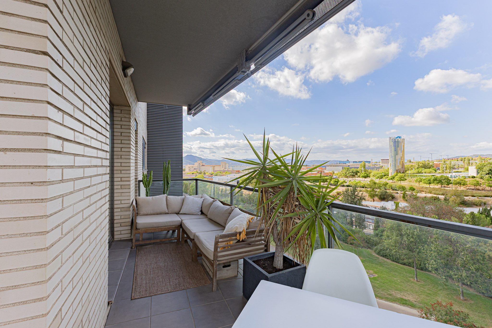 Vivienda con amplia terraza y vistas a un entorno verde.