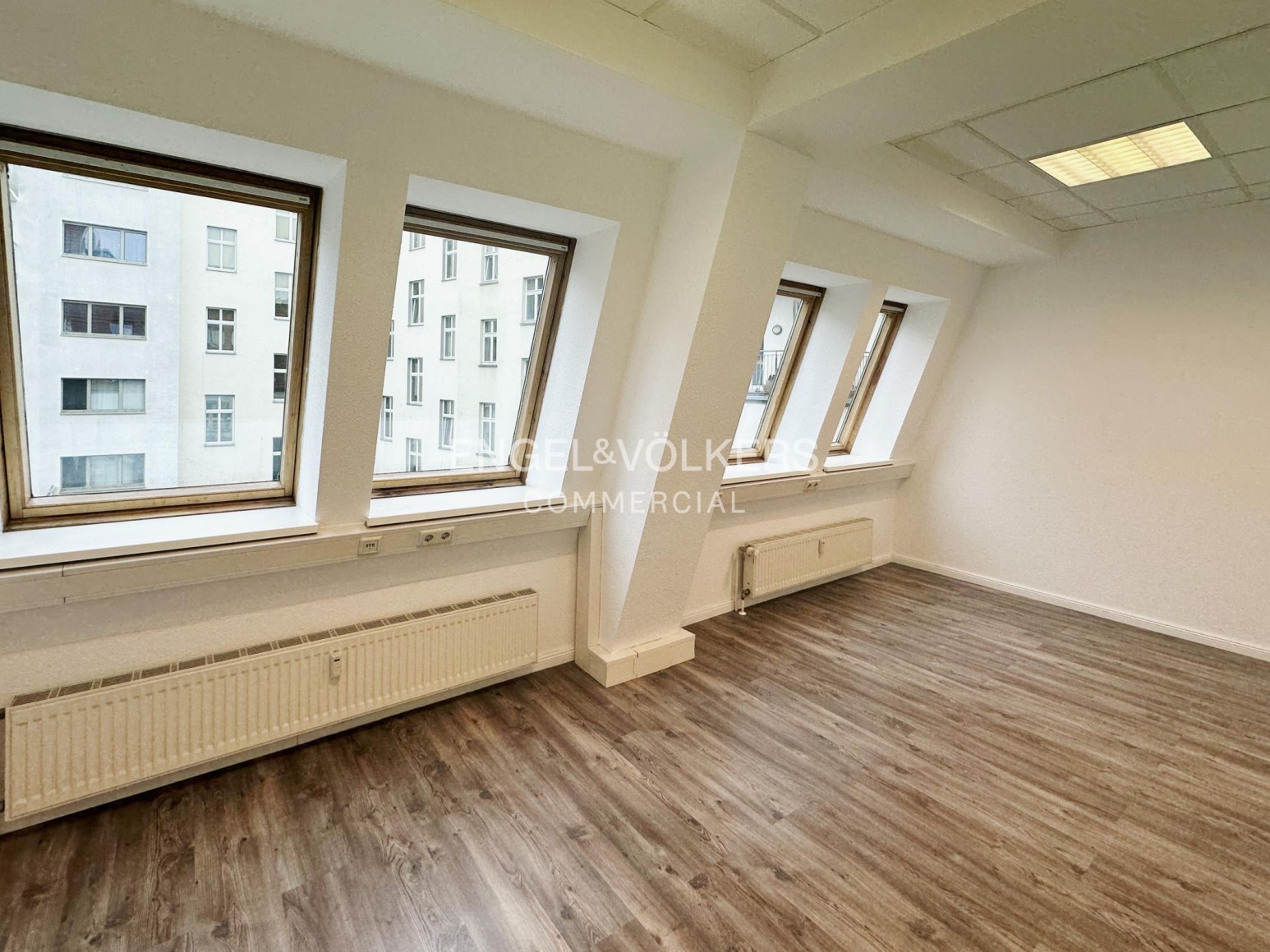 Bürogebäude nahe Rosenthaler Platz