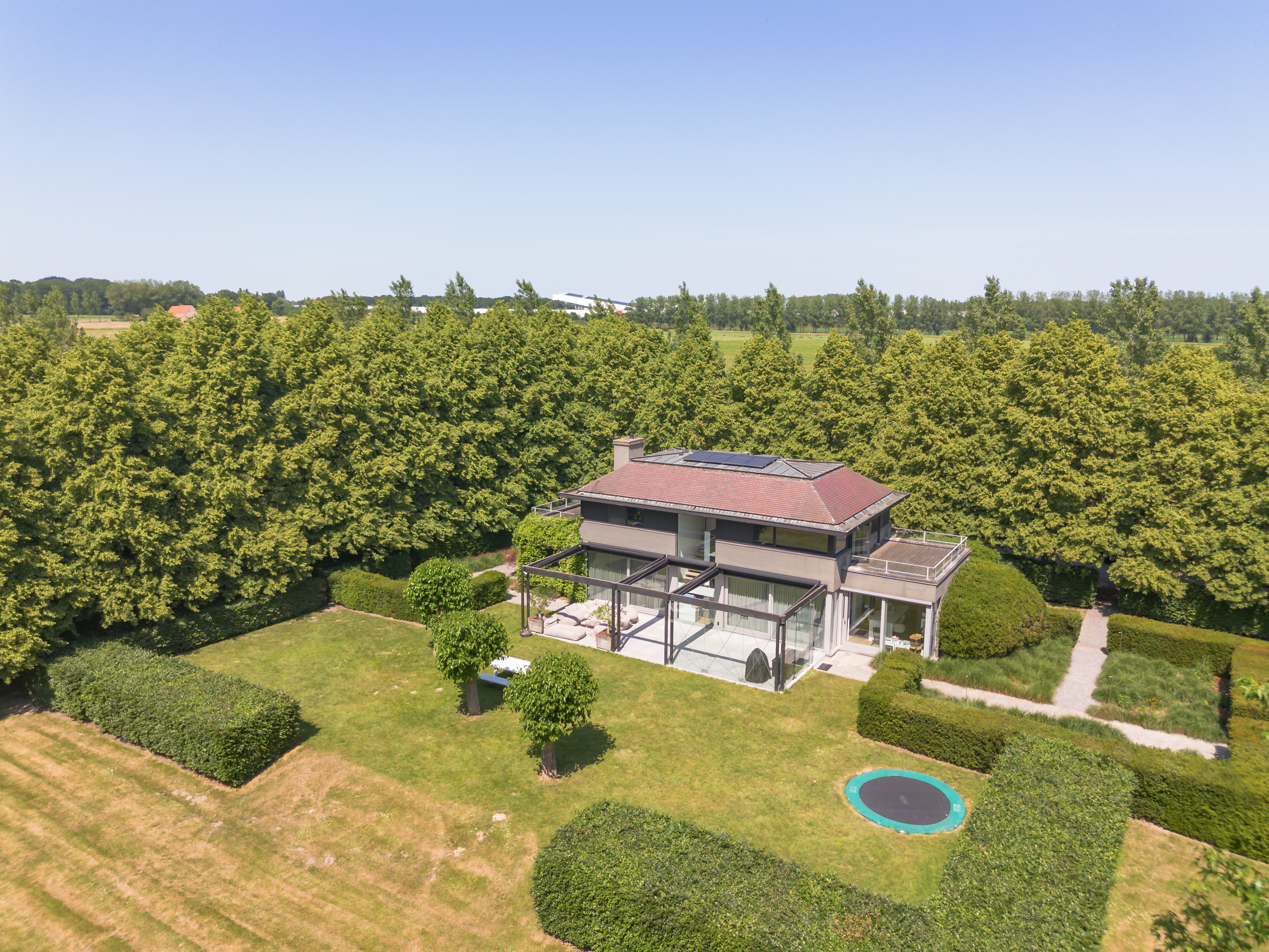 Moderne villa omringd door groen