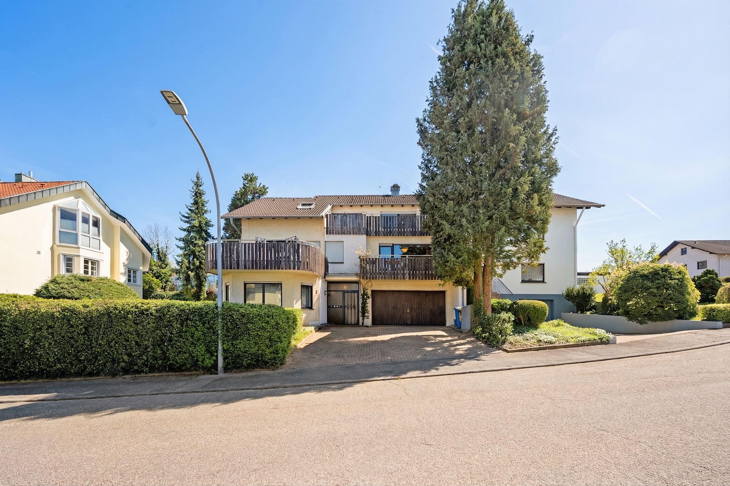 Großzügige Architektenanwesen mit Einliegerwohnung, Gartenidylle und besonderer Raumarchitektur