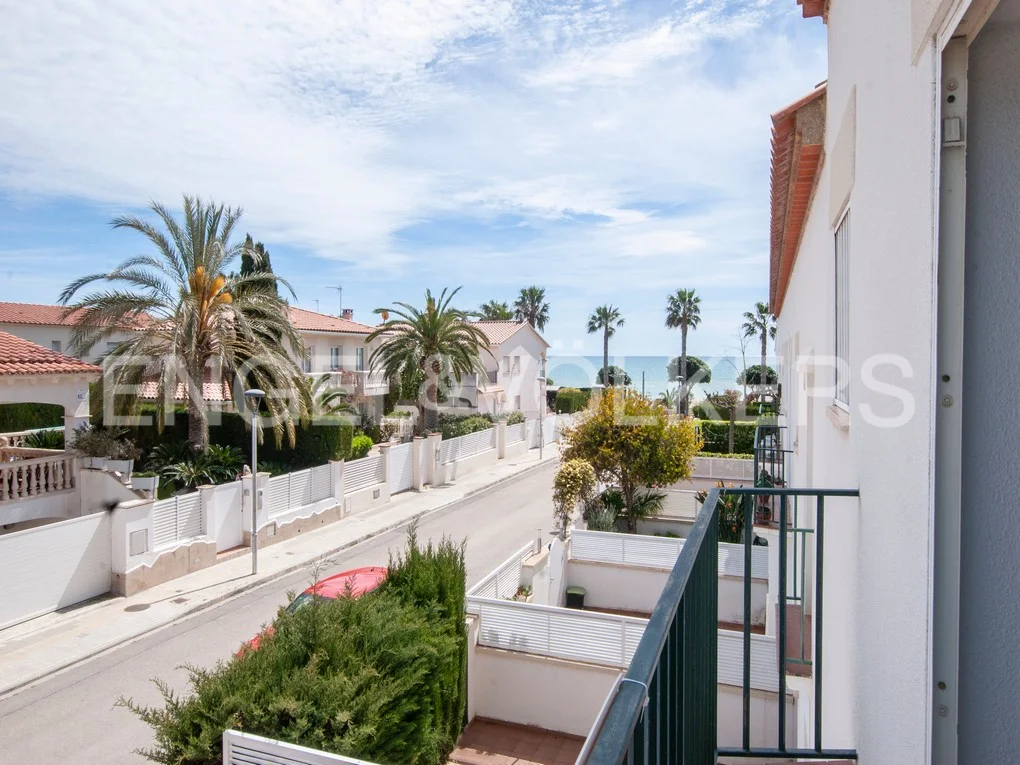 Townhouse with garden facing the sea in Cambrils