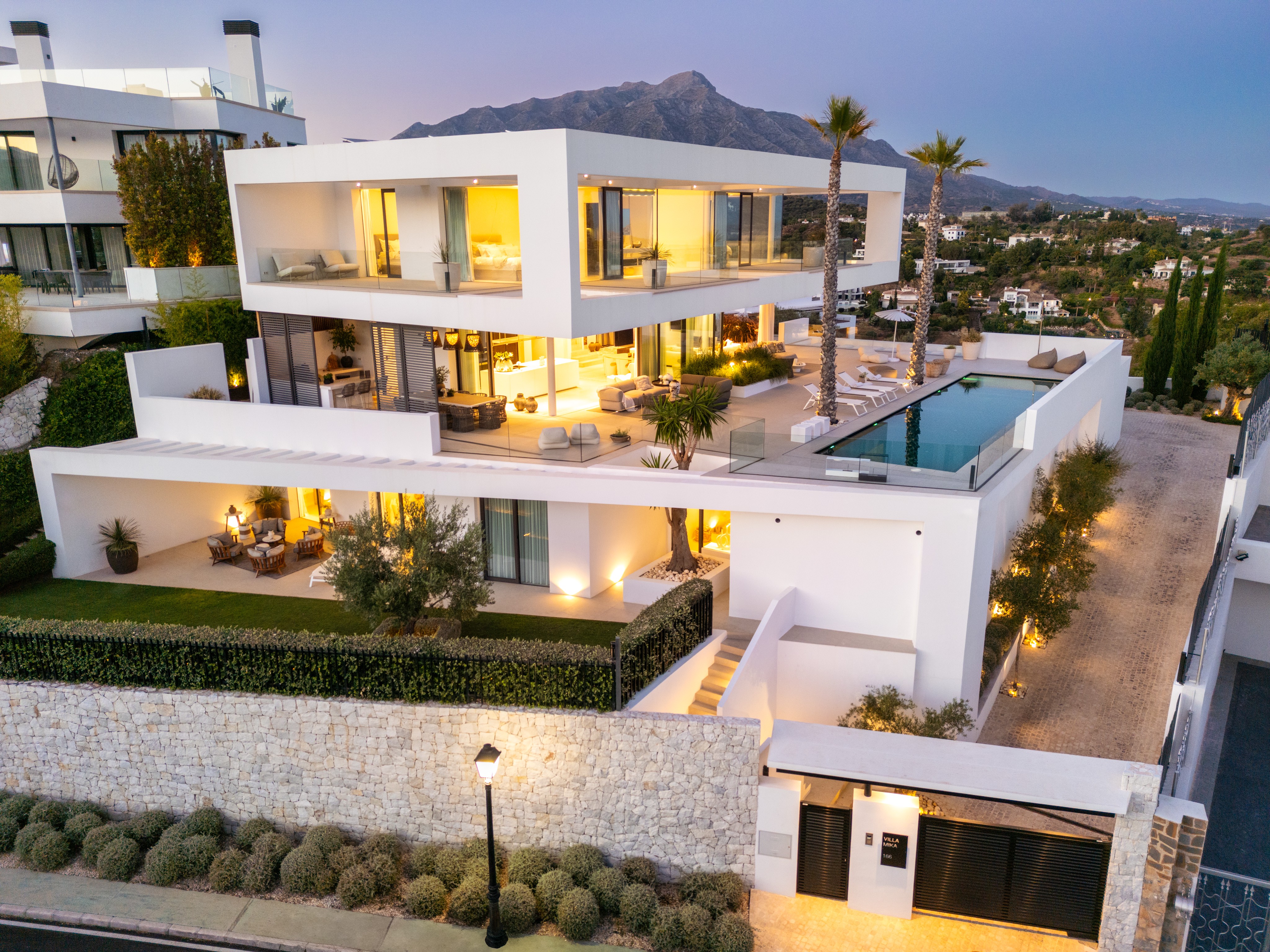 Contemporary Villa with Panoramic Views and Luxurious Amenities in  El Herrojo, La Quinta