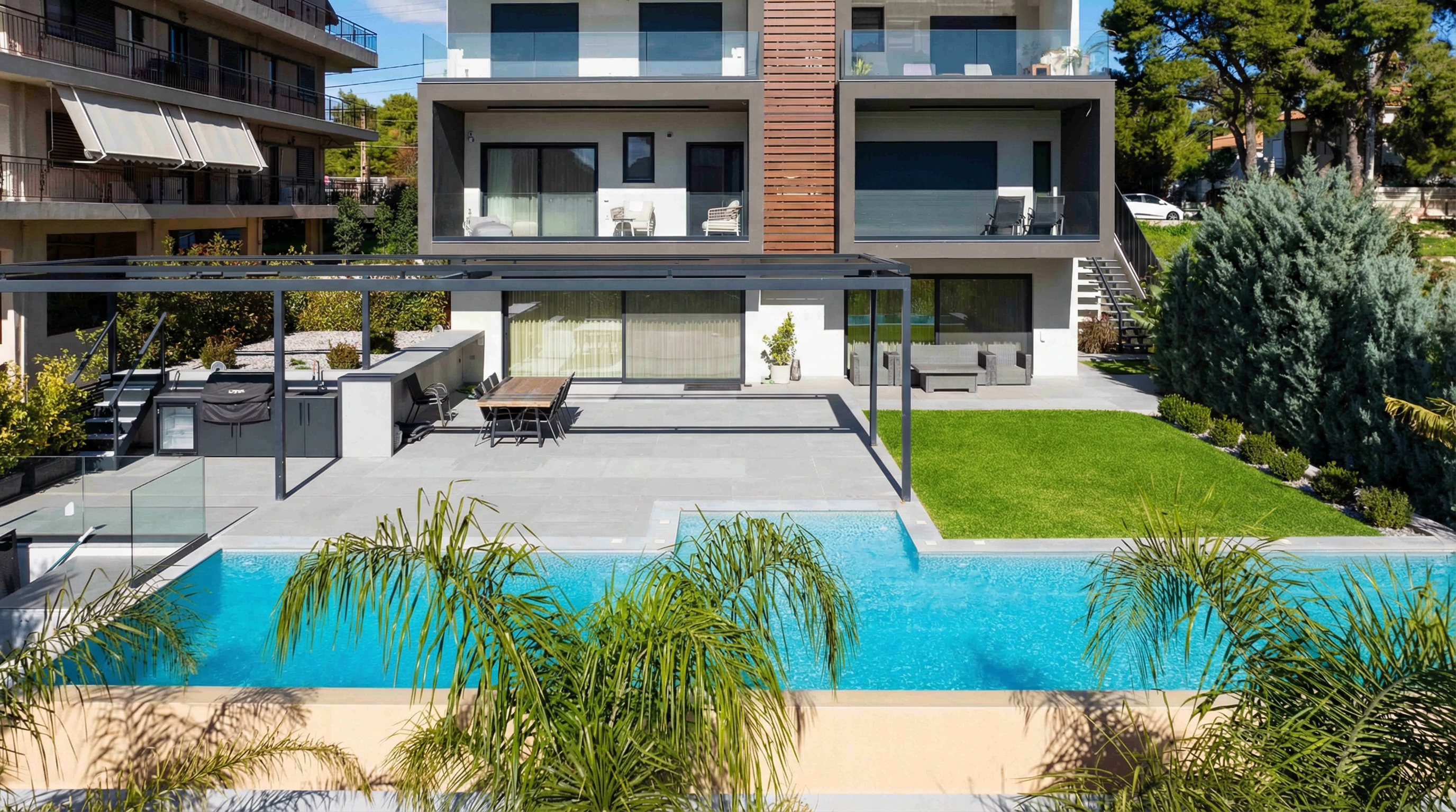 Ultra-luxurious maisonette with  private garden and pool