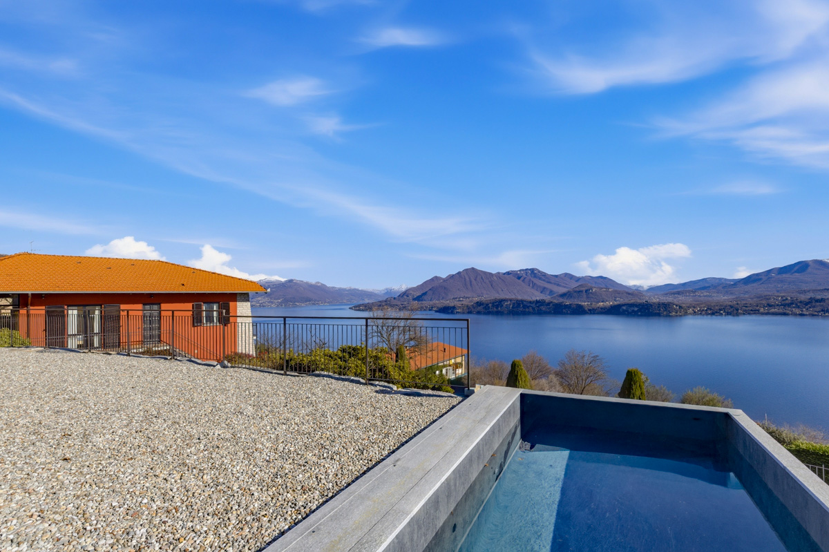 Villa in Belgirate mit einzigartigem Seeblick und Pool, renoviert