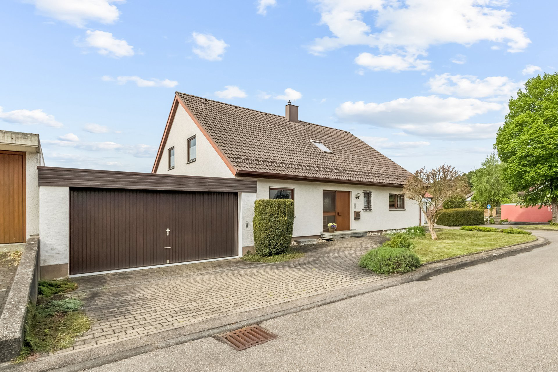 Charmantes Einfamilienhaus mit Einliegerwohnung und Doppelgarage in Heidenheim-Osterholz