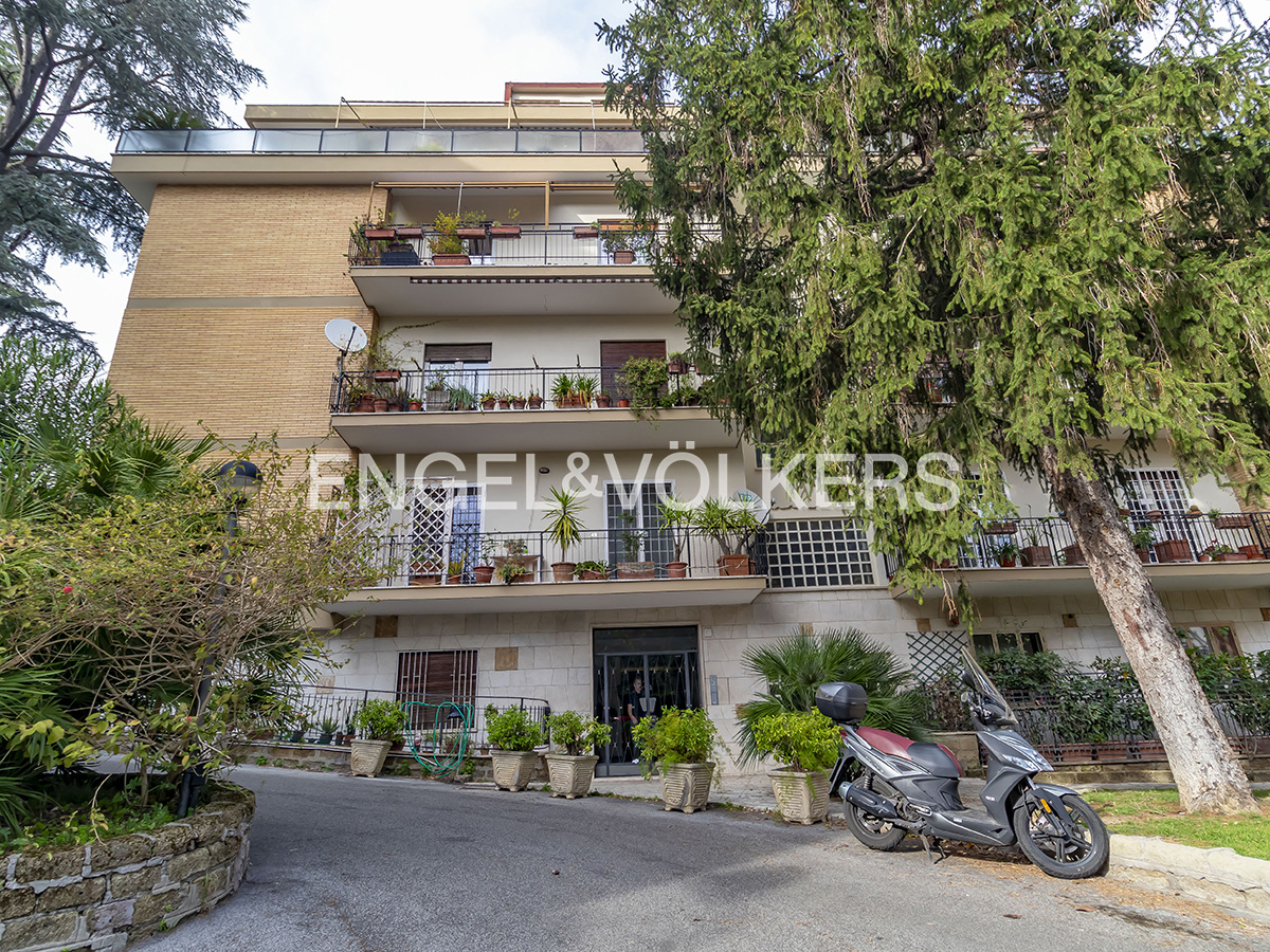 Exclusive spacious apartment on Via dei Due Ponti