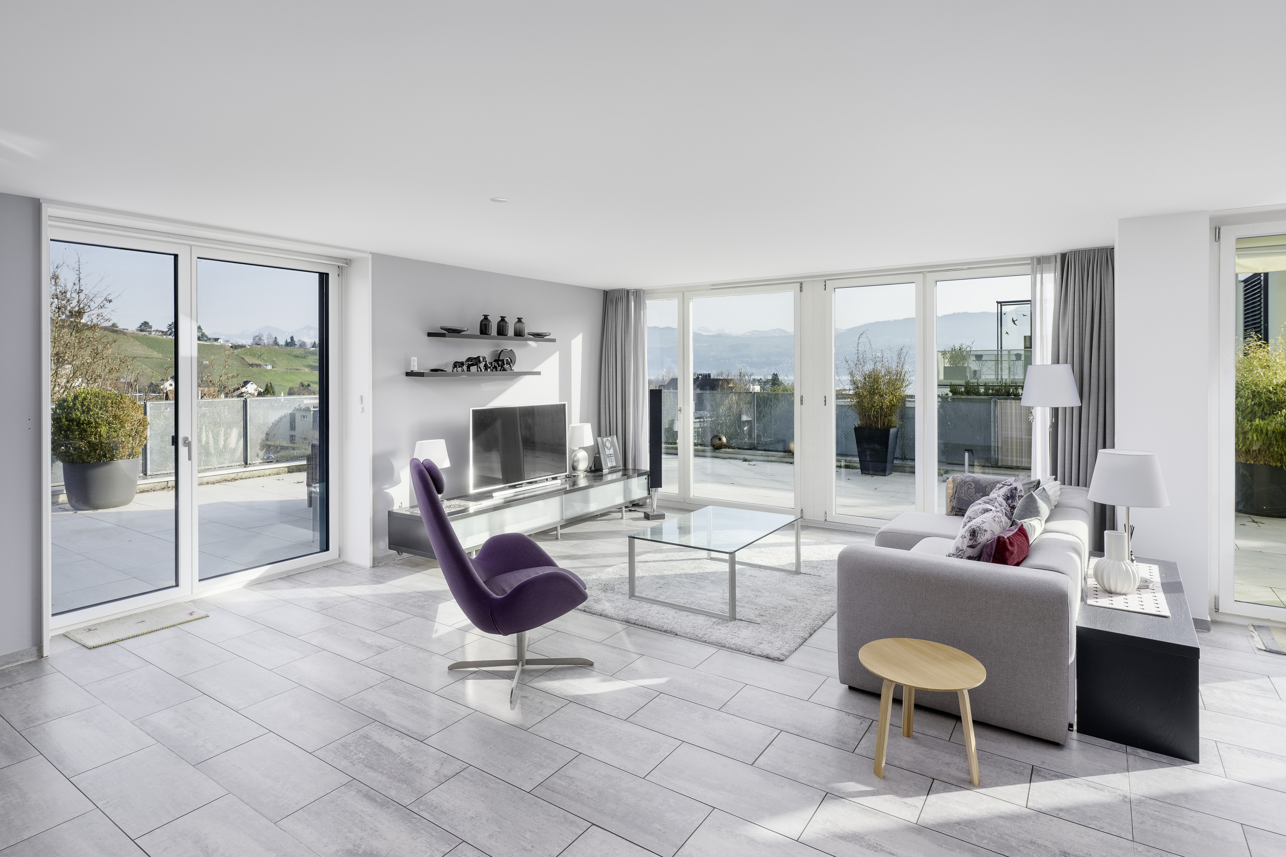 Home feel with panoramic and lake views