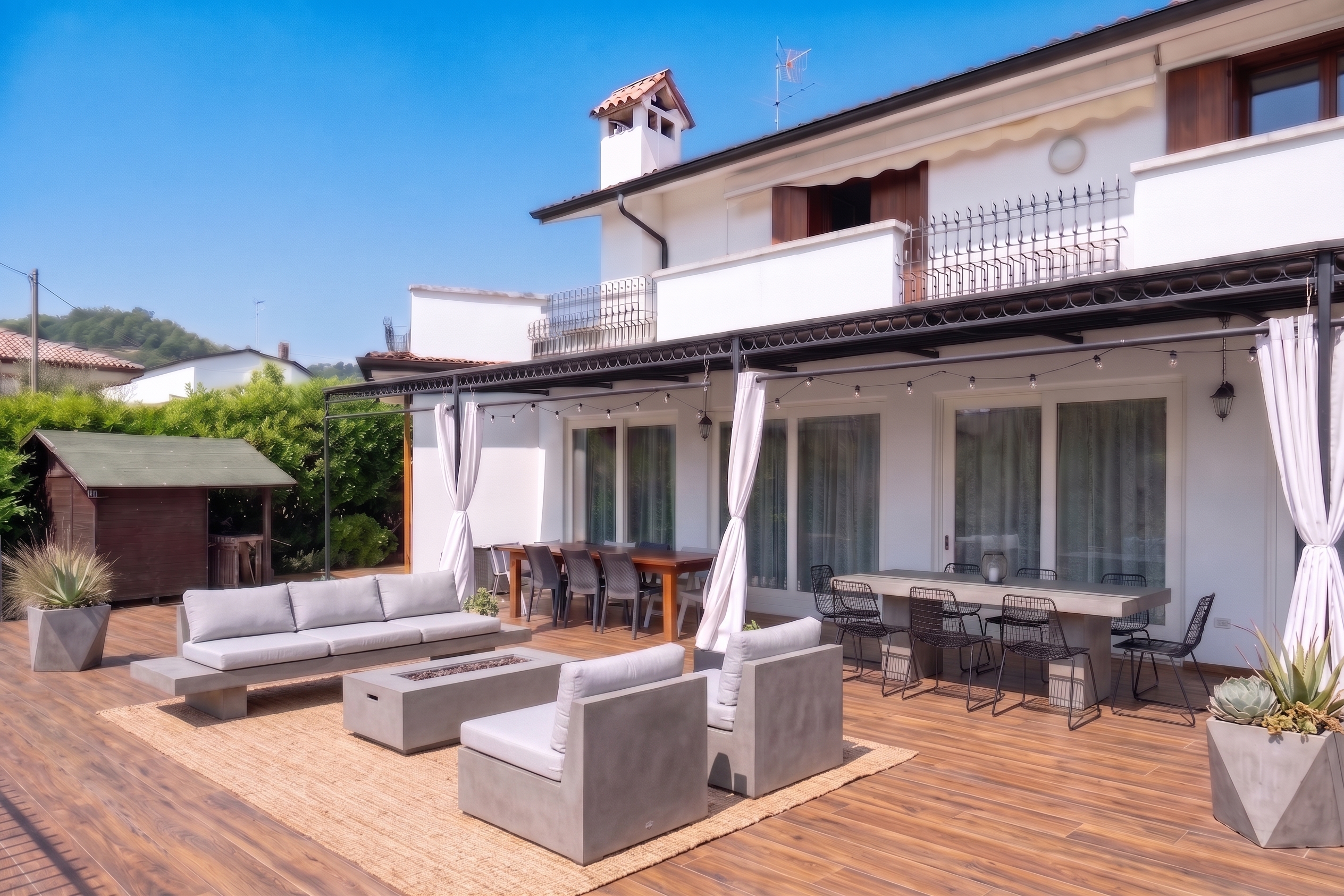 Elegant residence in Arzignano with pool: 400 sqm of living space, parquet flooring, fireplace, and private garden near Vicenza and Verona