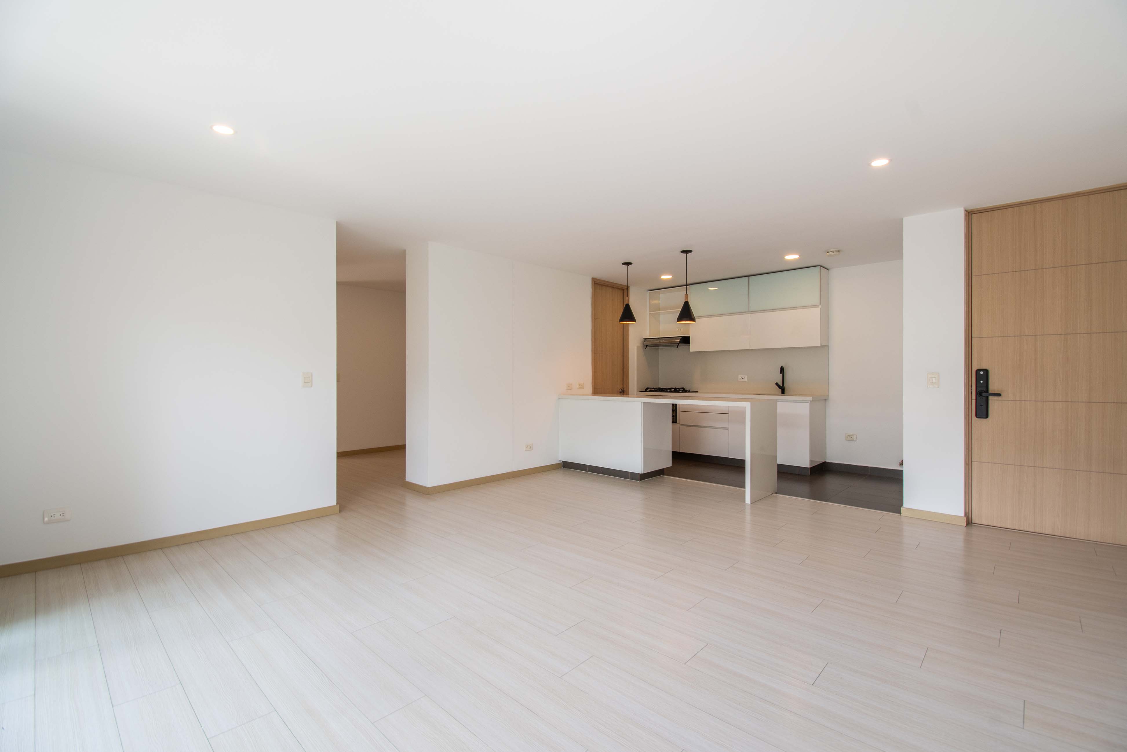 Apartamento con balcón y clubhouse para venta en Loma del Chocho, Envigado