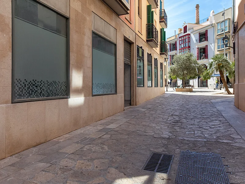 Elegant retail space in a modern, lively area of Palma