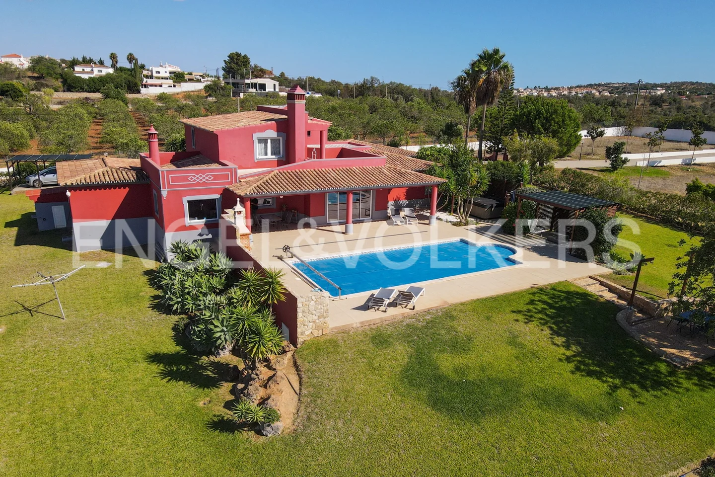 Splendid villa with swimming pool, in a unique location