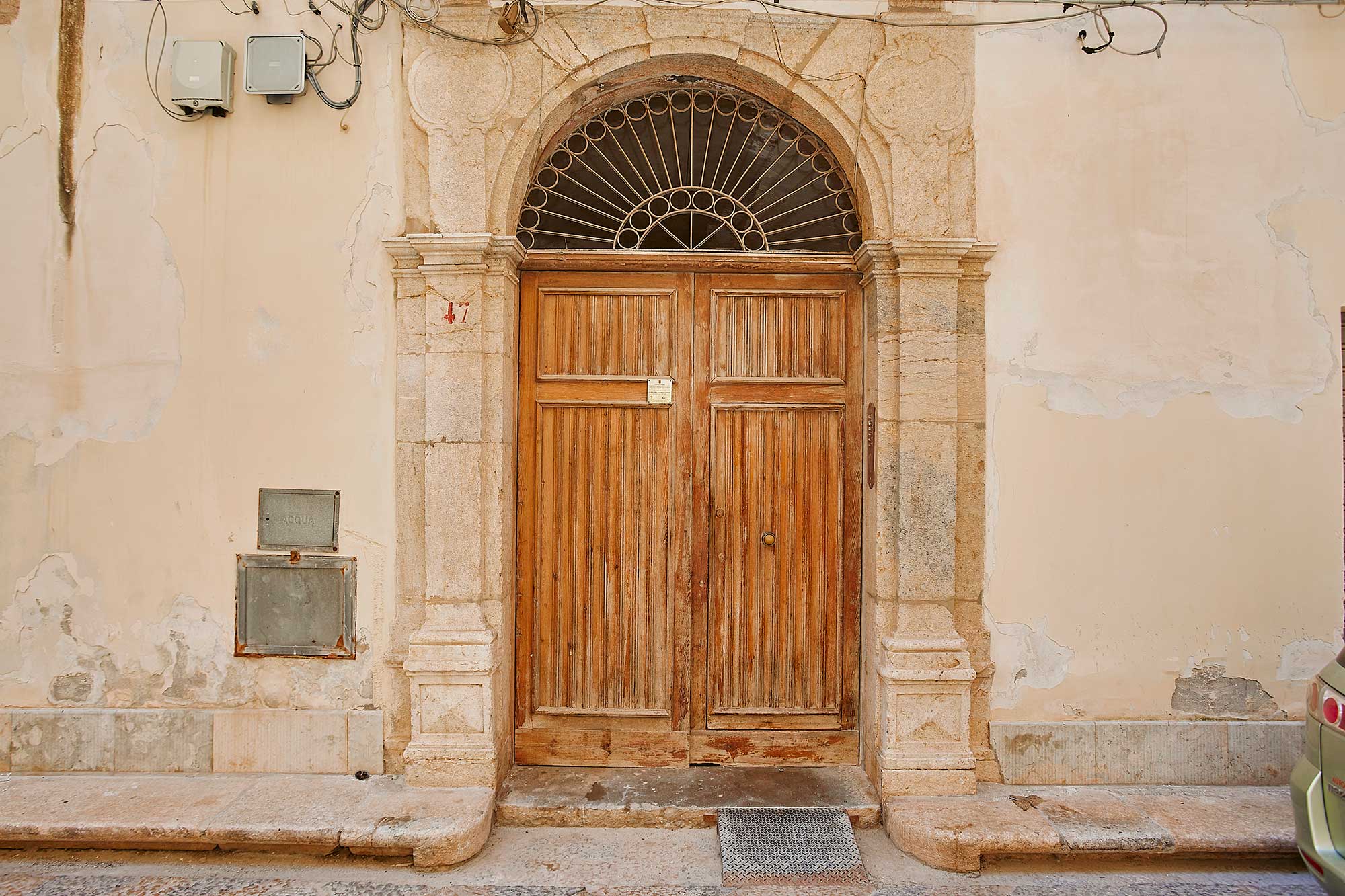 Renovated three-room apartment in the historic center with private garage