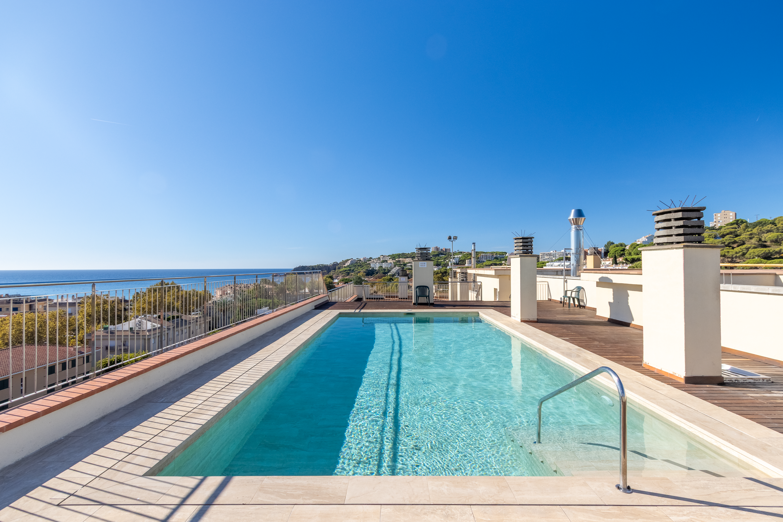 Elegant renovated apartment with sea views