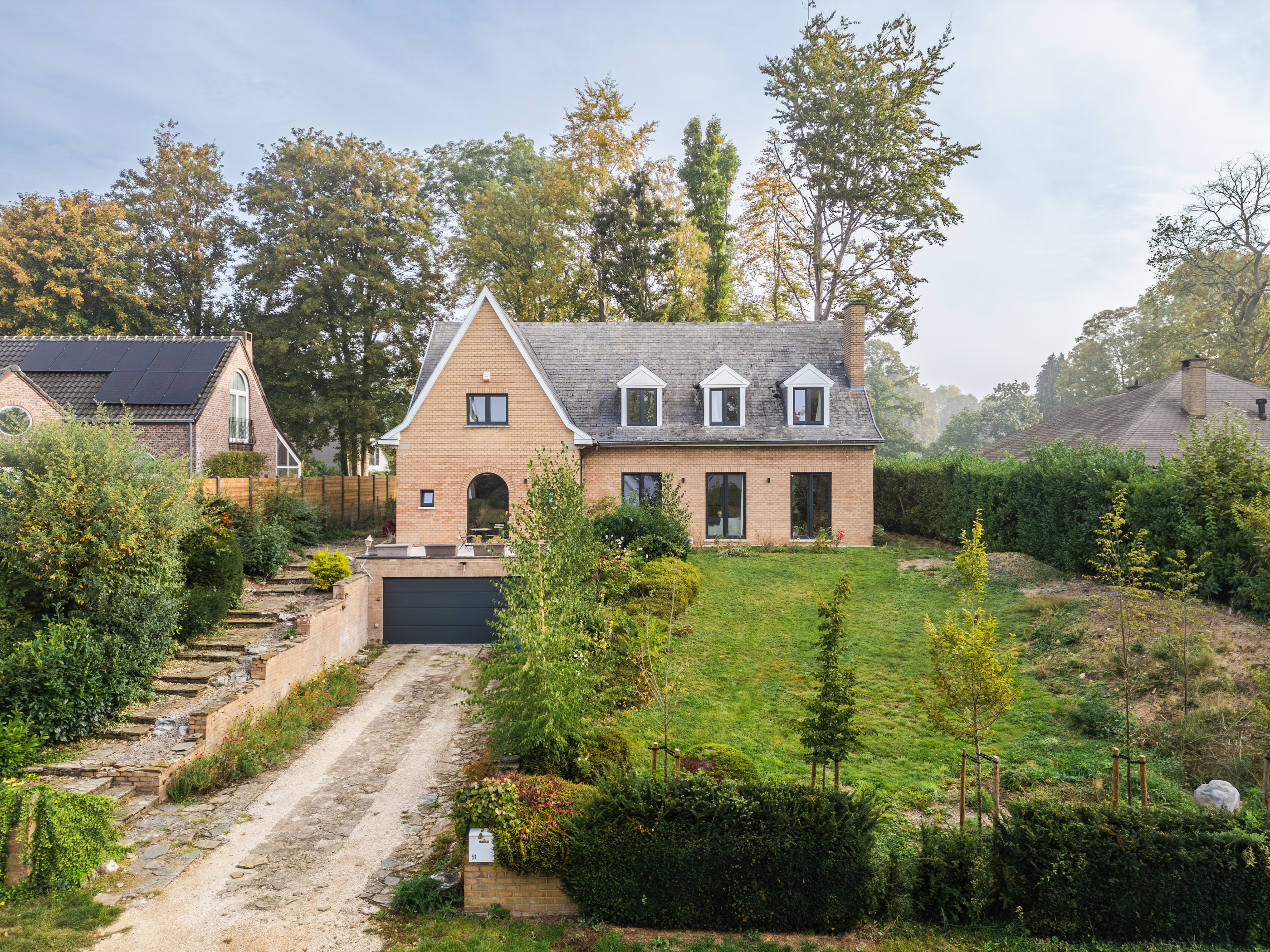 Marnix District - Spacious, renovated villa on a 12.13-are plot