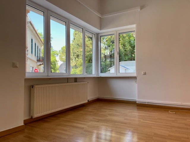 Top location apt for residential/professional use