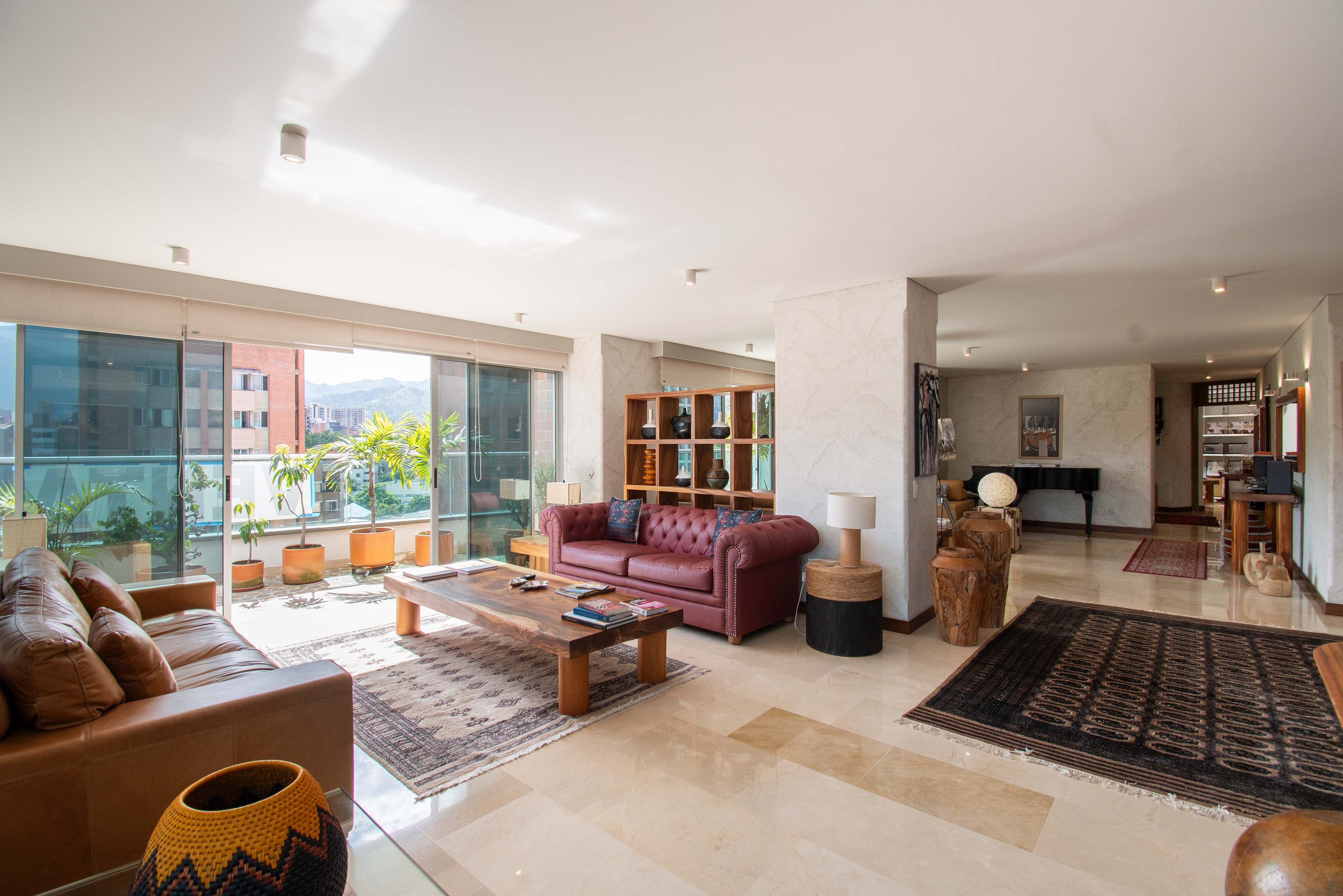 Apartamento con balcones y clubhouse para venta en Laureles