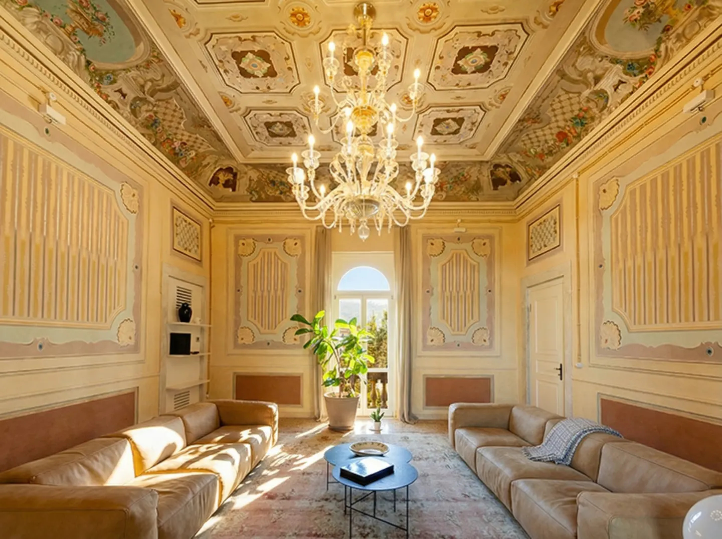 Zanurz się w elegancji i historii - apartament w willi