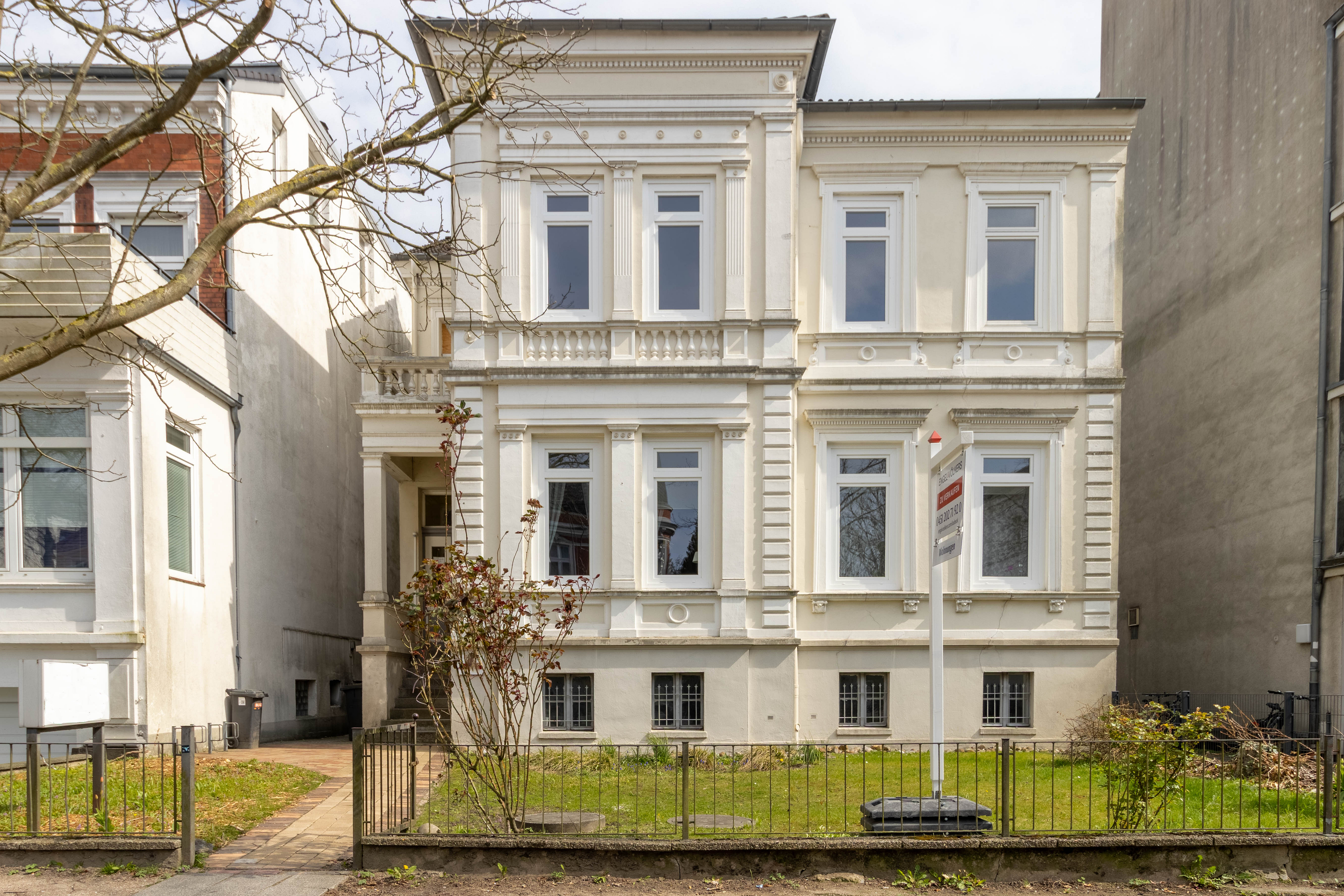 Erstbezug nach Sanierung:                                     Stilvolle Altbauwohnung mit Balkon ins Grüne