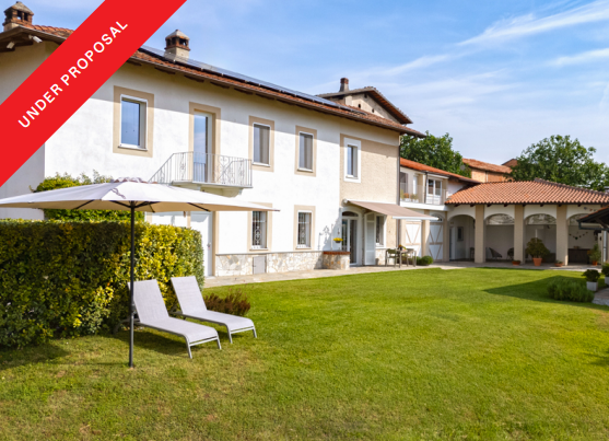 Panoramische Residenz mit Nebengebäude in privater Lage