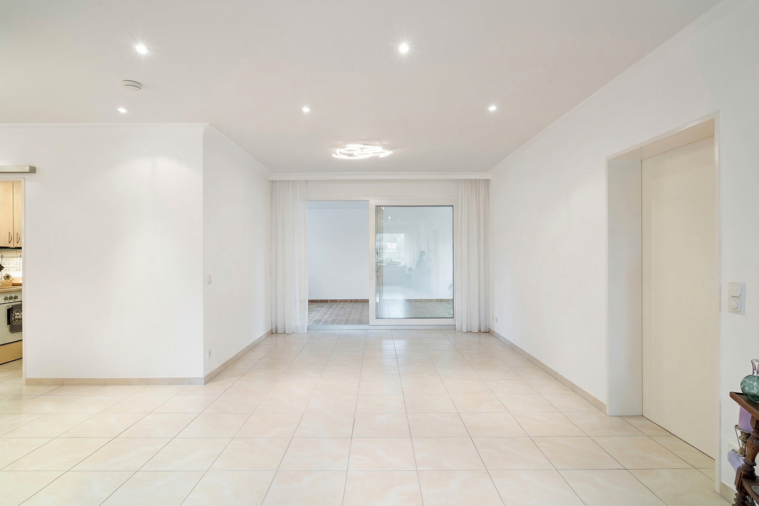 Seltene Großzügigkeit am Dillinger Hang – 3-Zimmer-
Wohnung mit Wintergarten & 3 Balkonen im Grünen