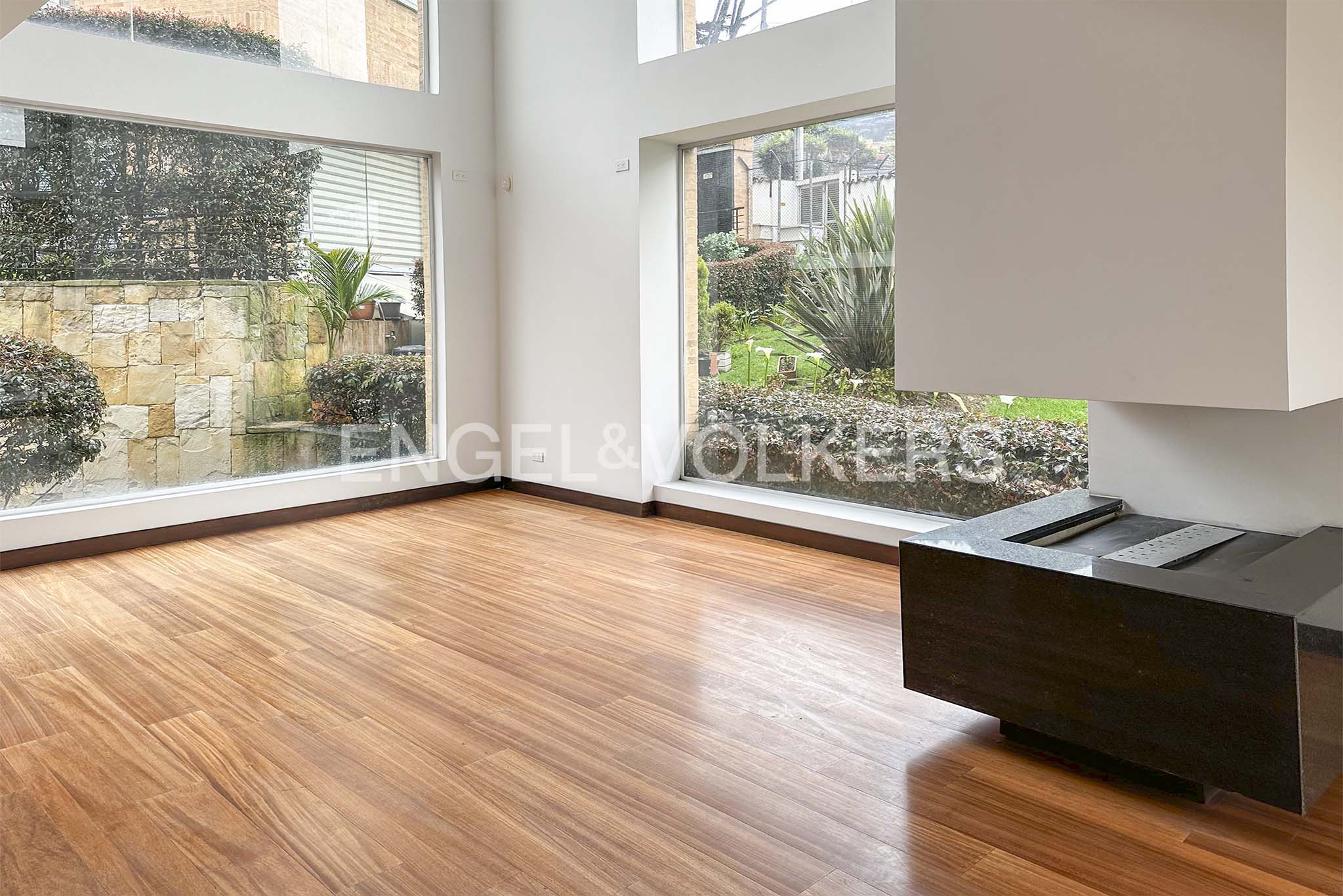 Casa con balcones para venta en Cerros de Sotileza