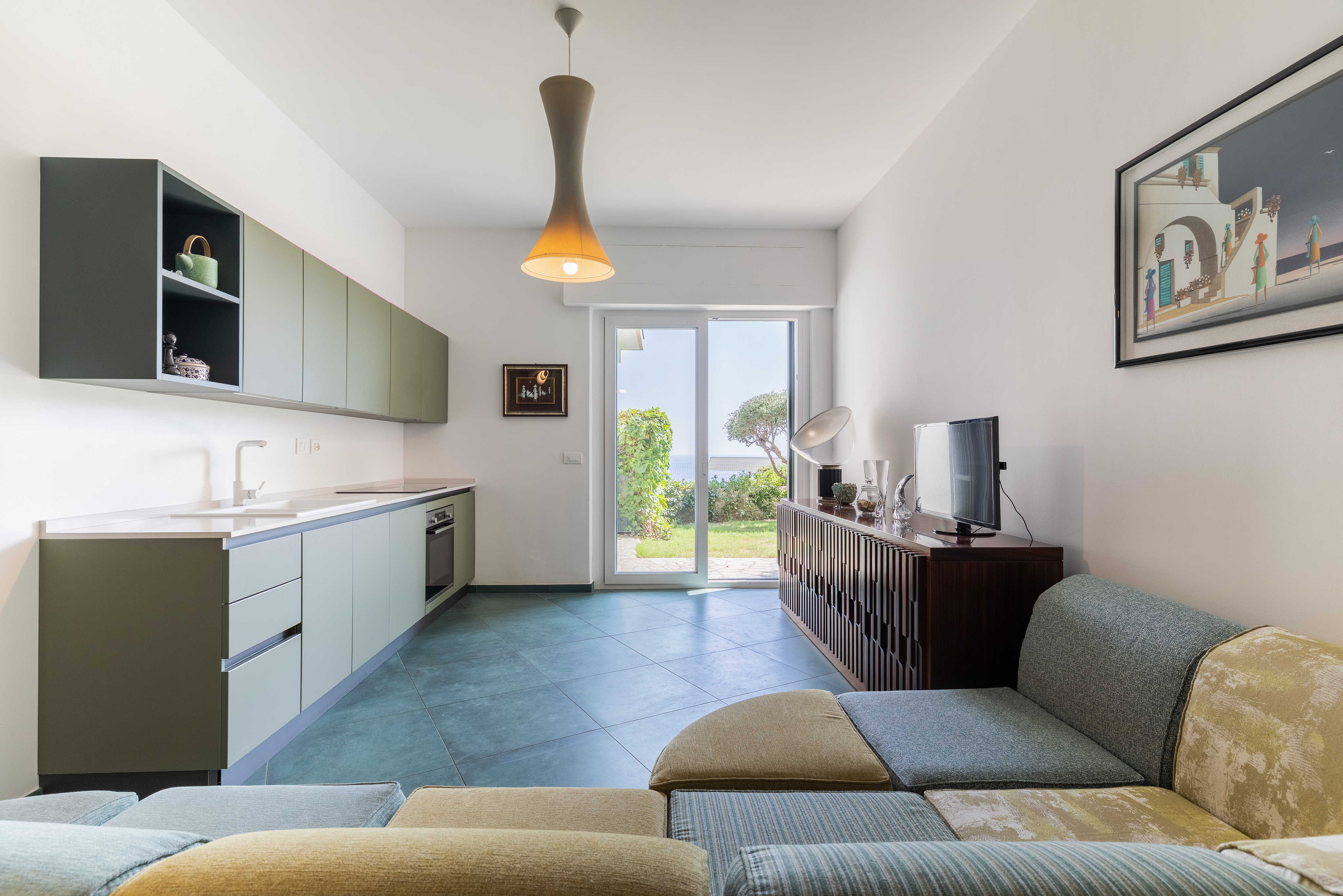 Renovated three-room apartment with garden