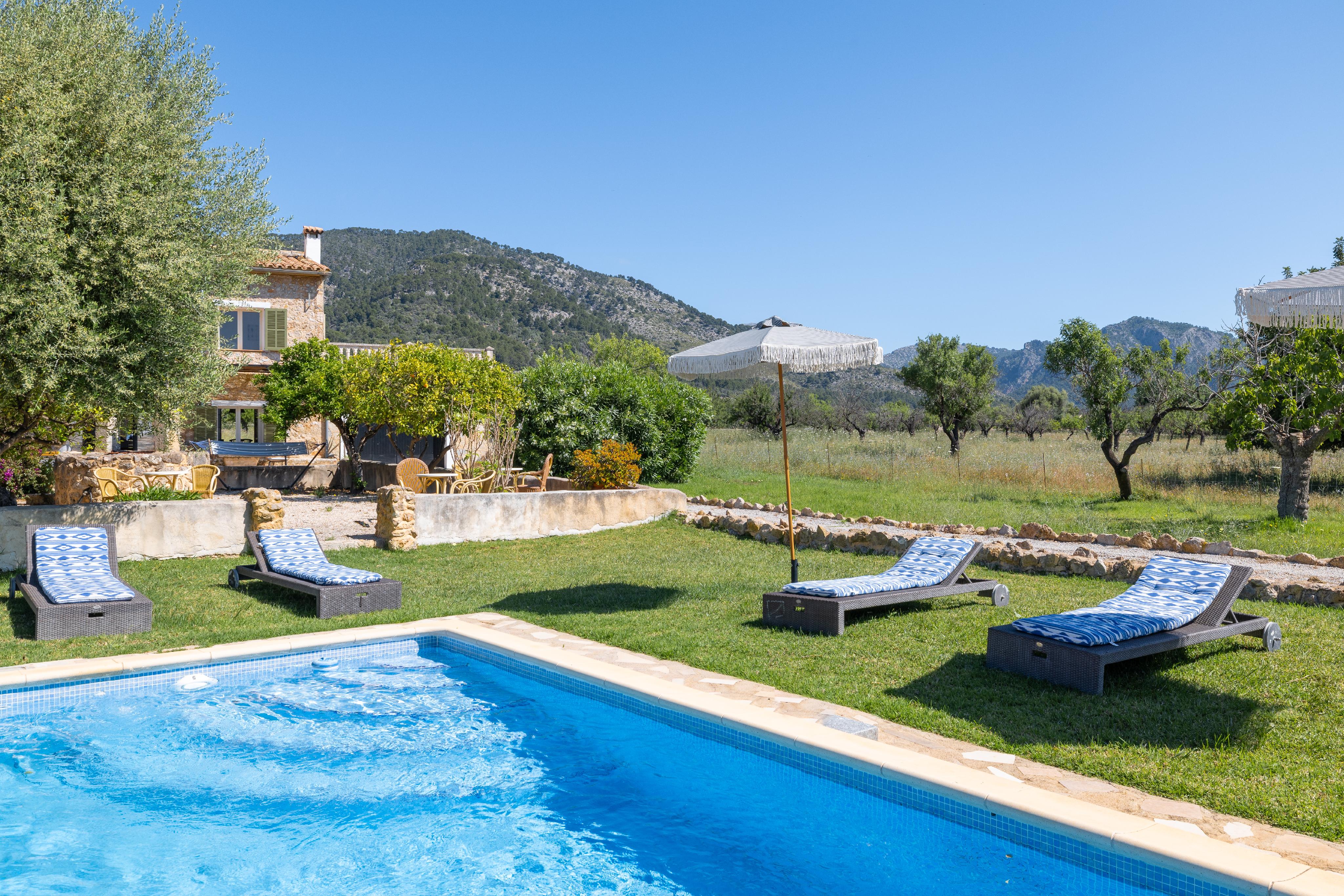 Bonica finca amb piscina, vistes a la Tramuntana i llicència de lloguer vacacional