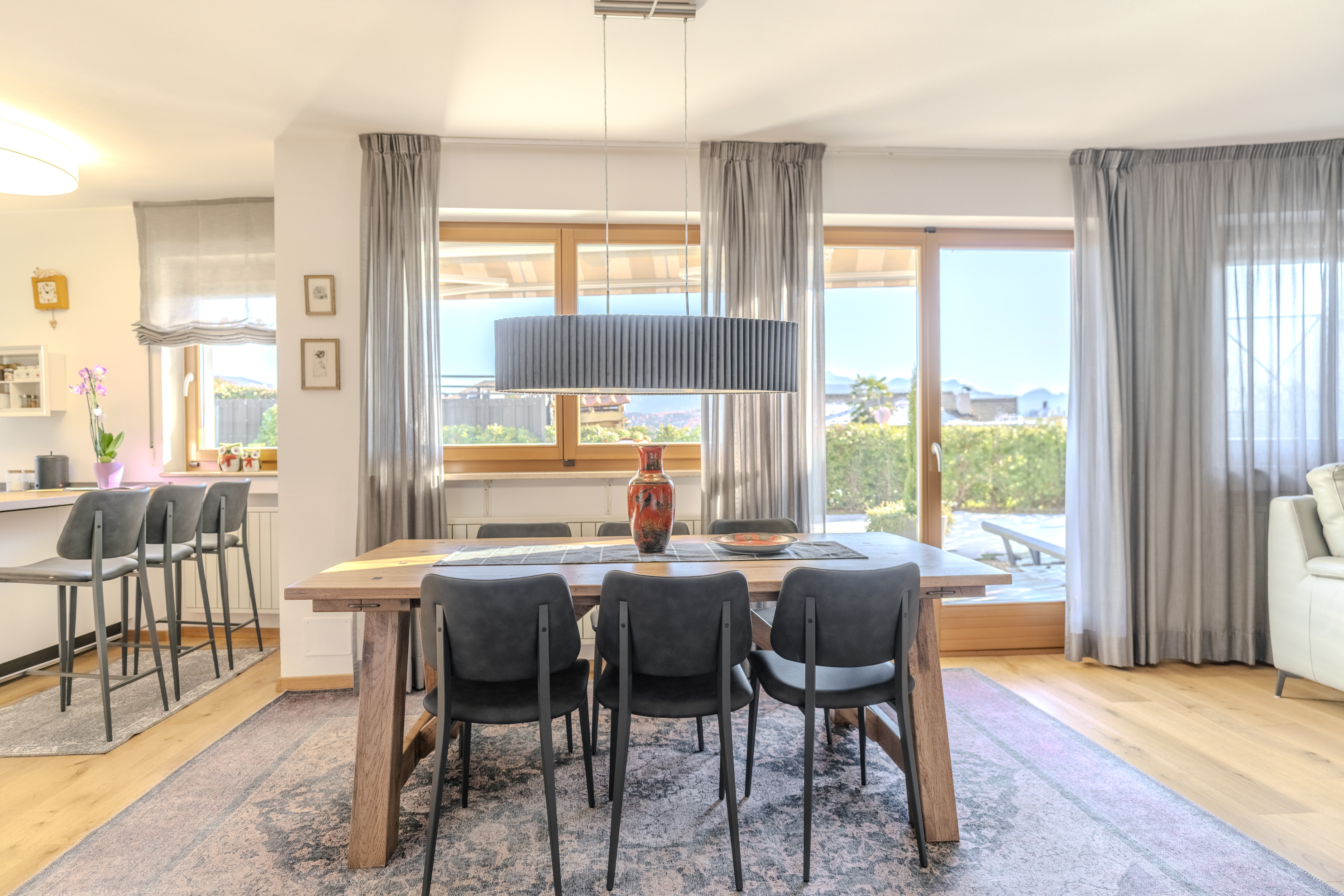 Elegant four-room residence with a spacious panoramic garden