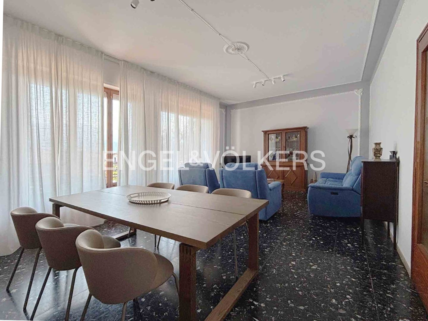 Spacious renovated apartment for rent 1 km from the beaches