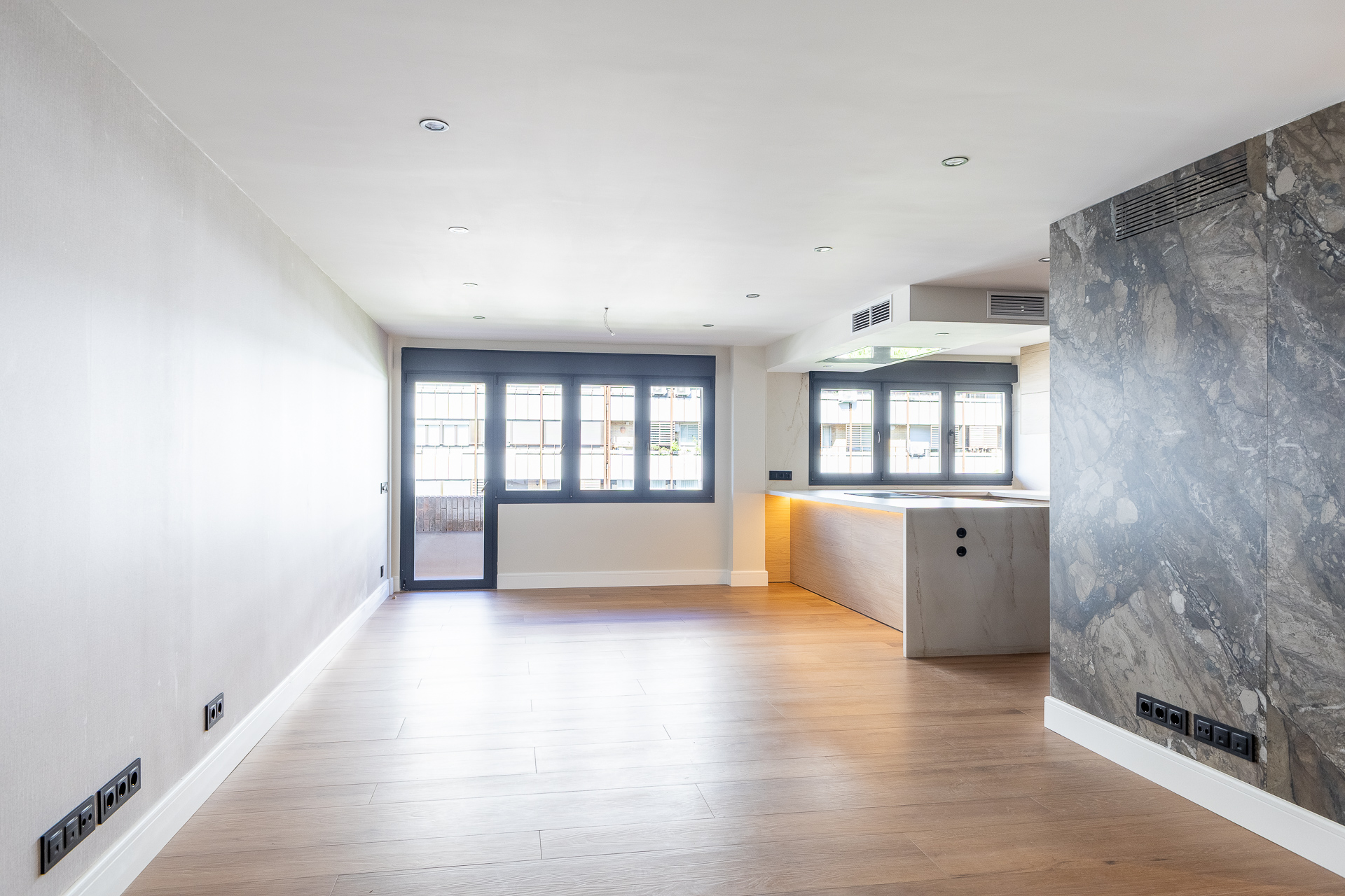 Exclusive renovated apartment, very bright, with garage in Lista
