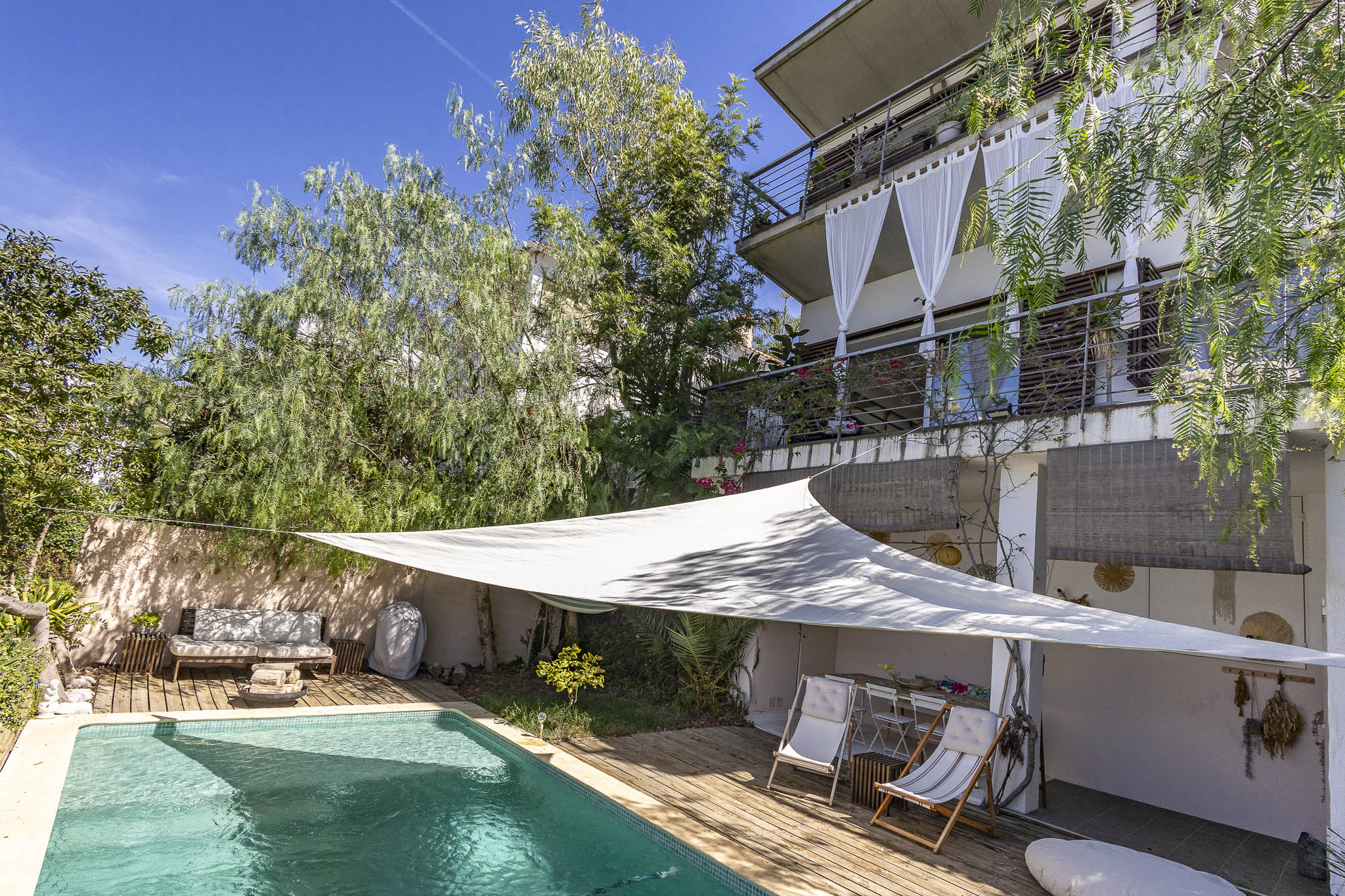 Elegant villa in Sitges with a pool, garden, and panoramic sea and mountain views, just minutes from the beaches and Barcelona.