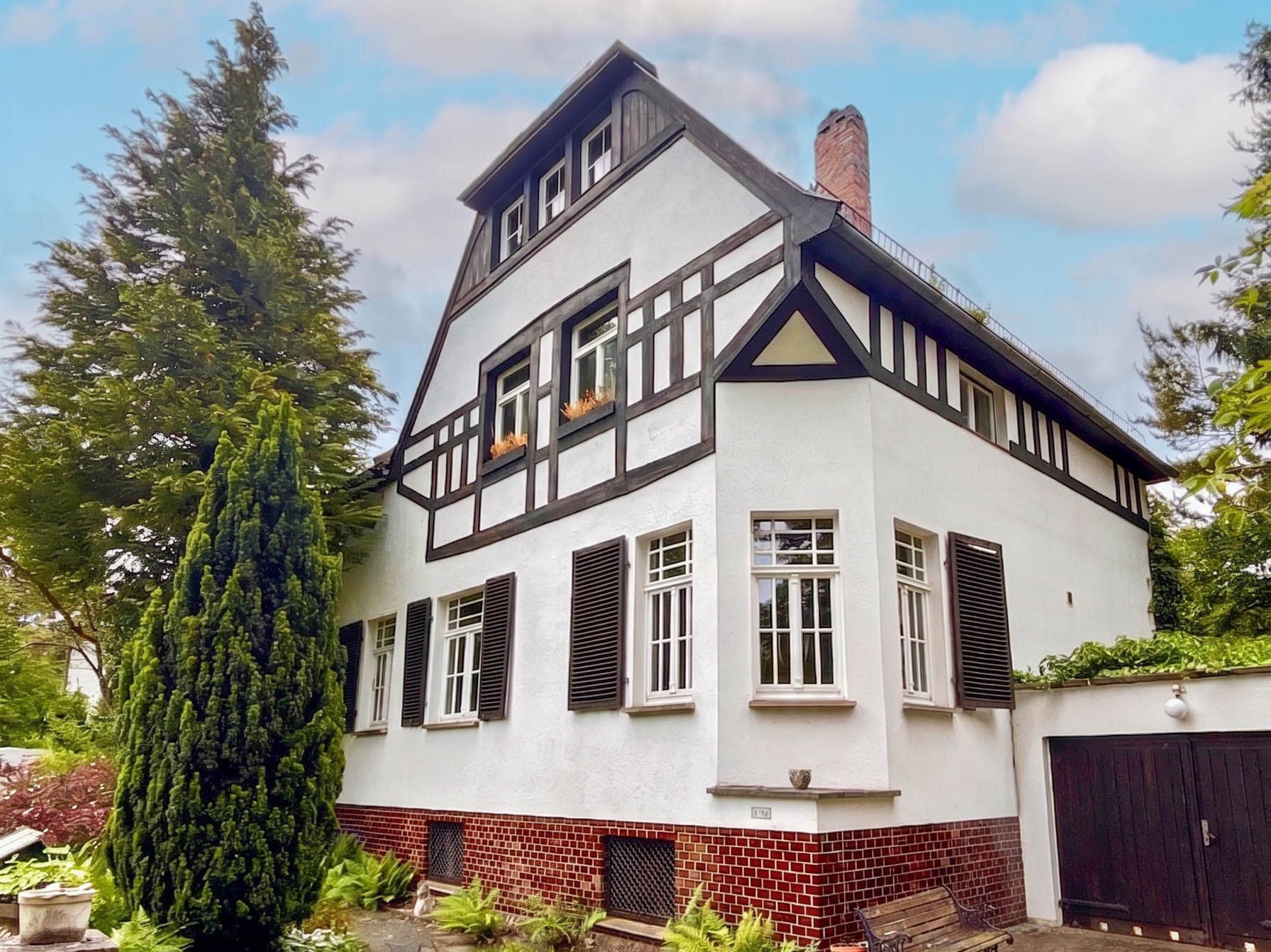 Idyllisches Villen-Juwel in der Belvederer Allee:  Historischer Charme trifft auf erstklassige Lage am Ilmpark