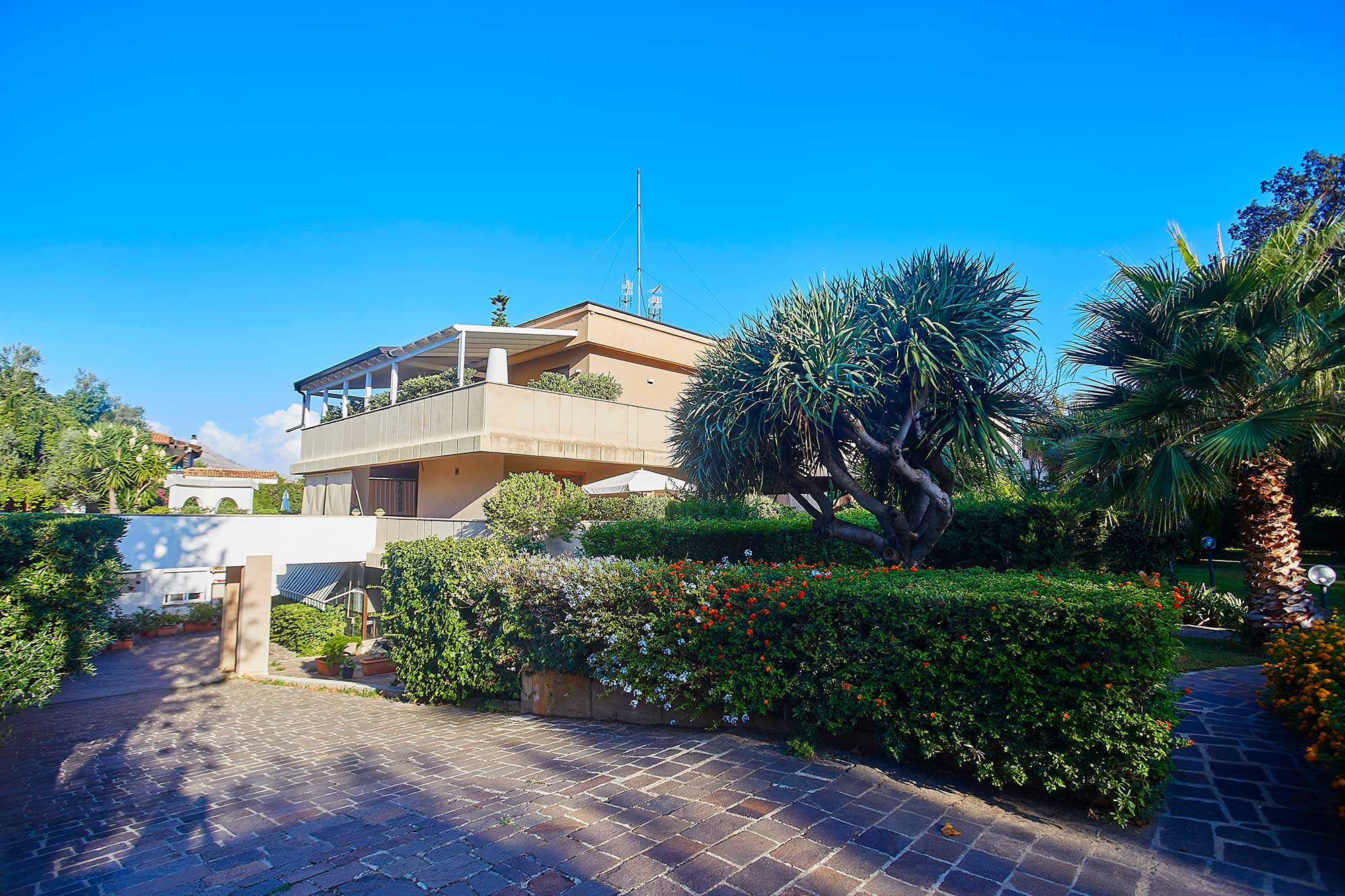 Villa apartment with pool and tennis court