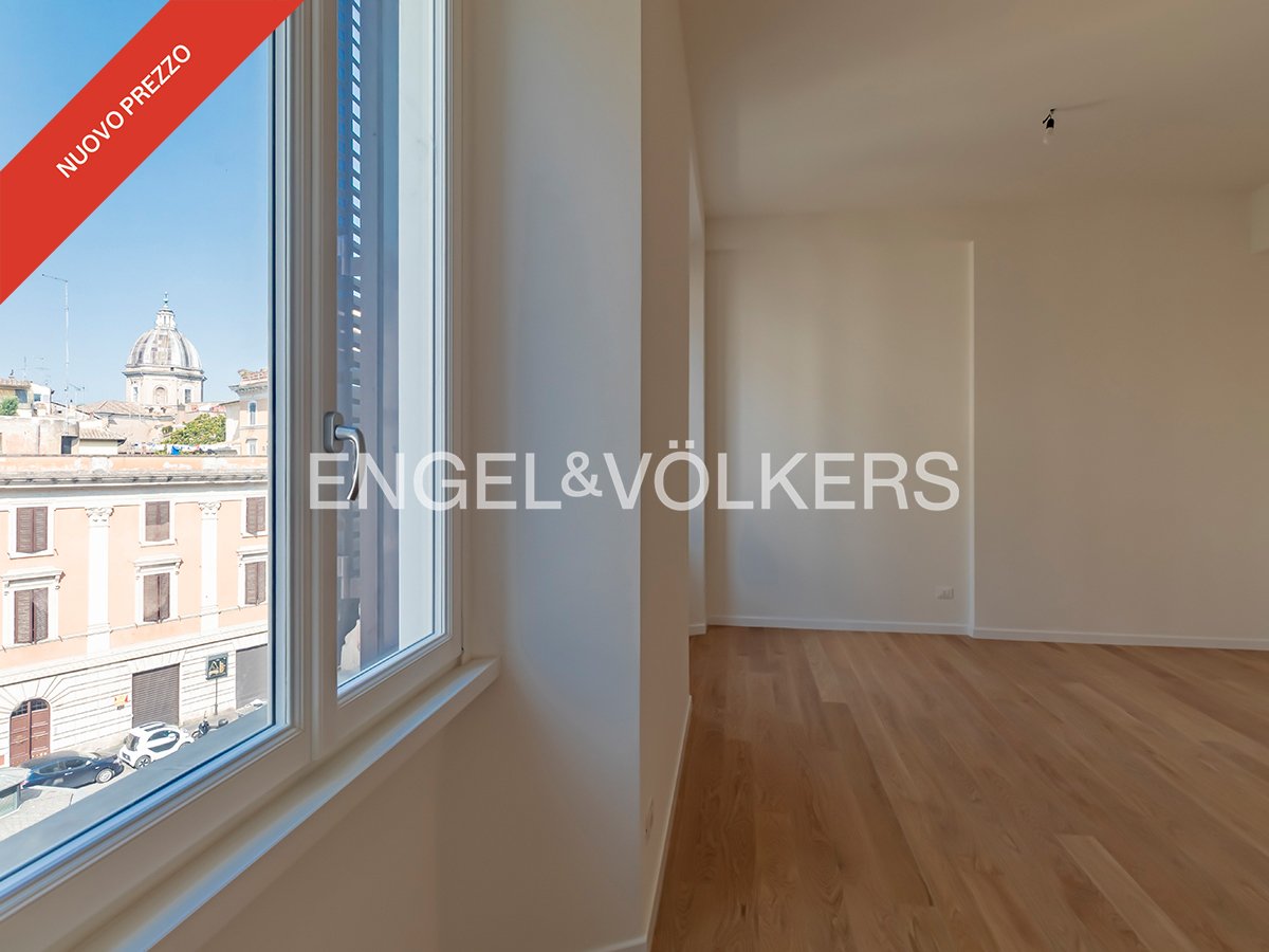 Renovated four-room apartment on an upper floor with balcony and elevator, in an elegant building on Corso Vittorio Emanuele II