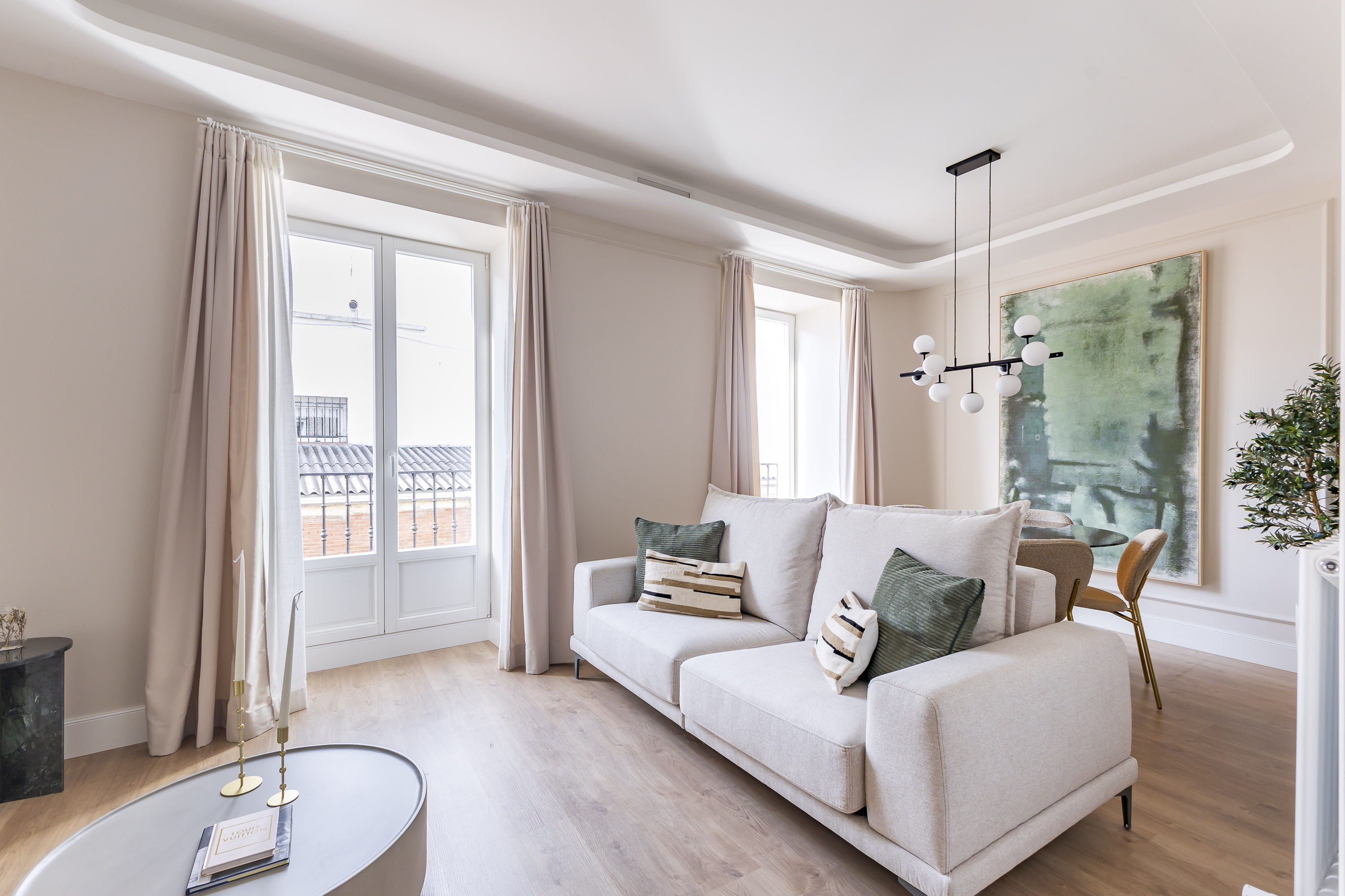 Renovated apartment, 2 south-facing balconies with views of a historic garden.