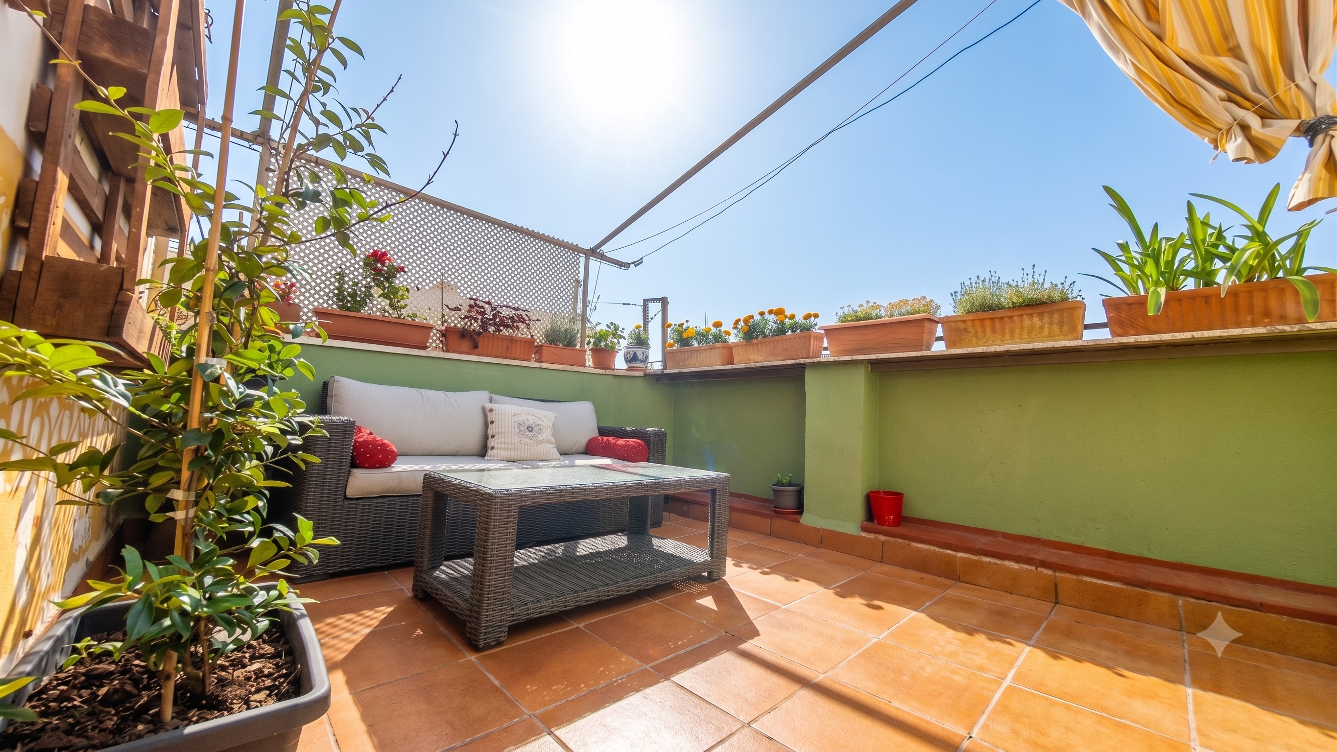 Penthouse with magnificent square terrace in Chamberí