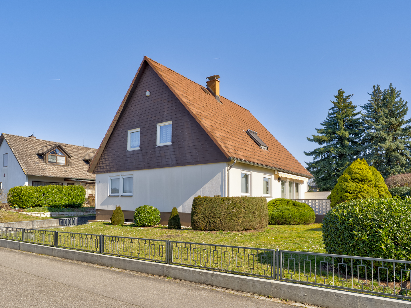 Großzügiges Einfamilienhaus mit ELW & schön angelegtem Garten