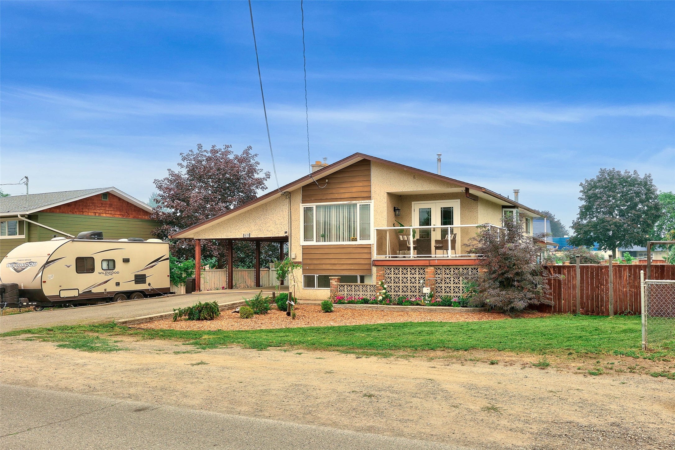 Well-Kept 3 Bedroom Plus Den Home in Great Neighbourhood