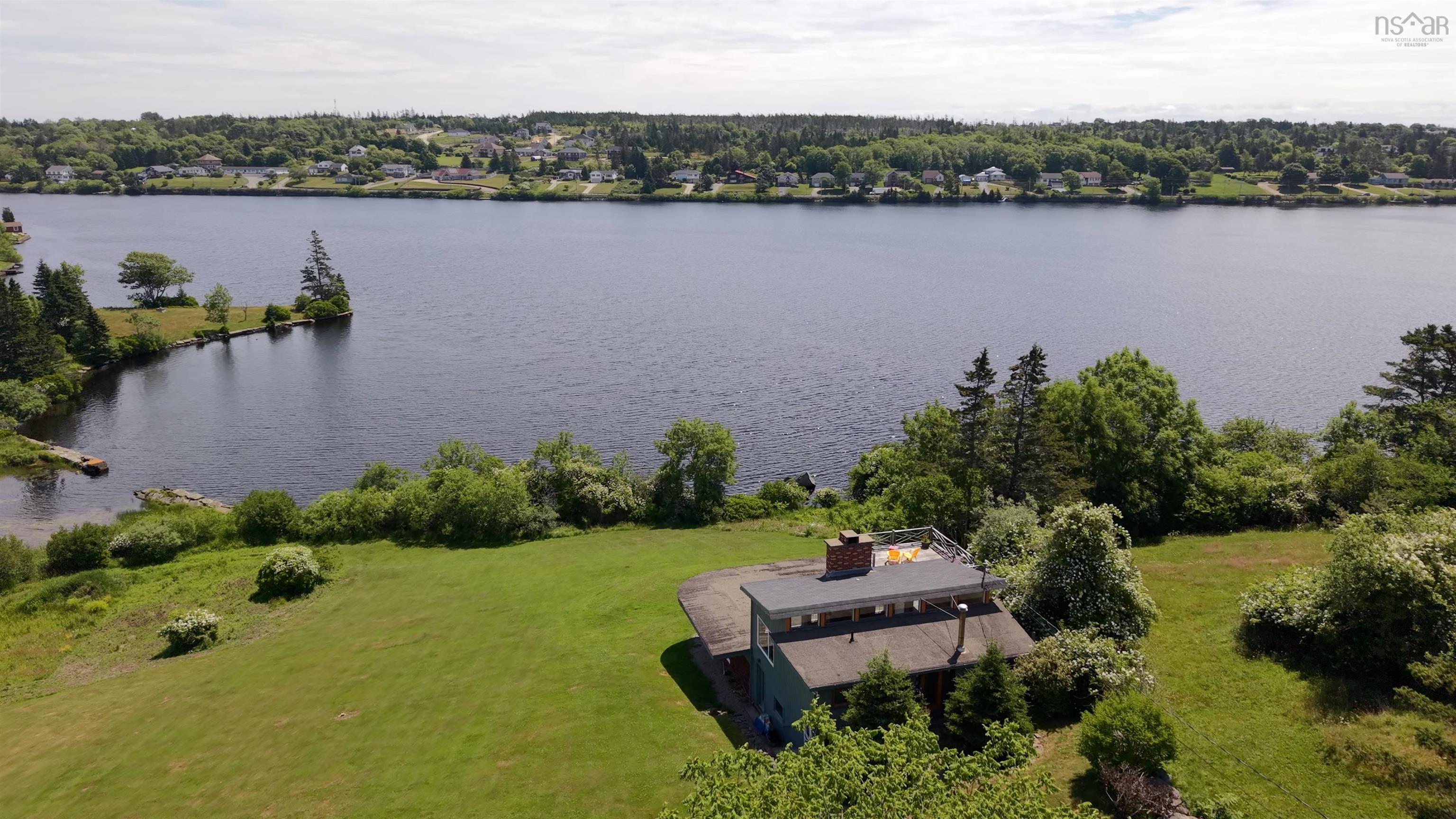 Extraordinary Lakefront Retreat