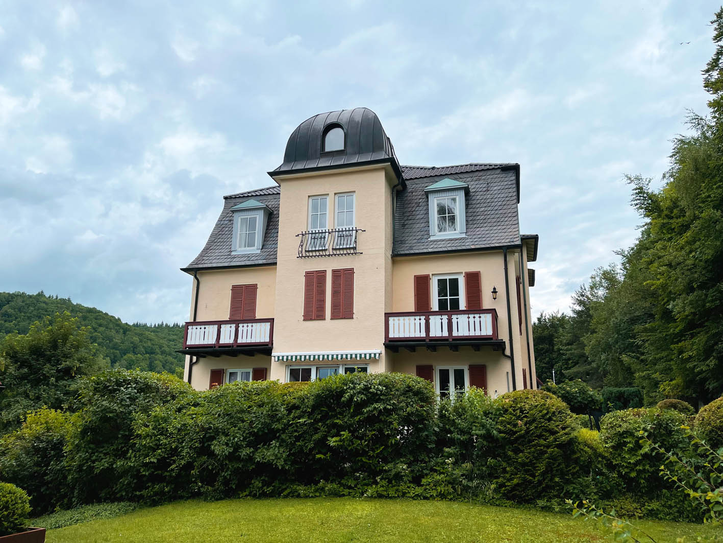 Historischer Charme trifft Moderne und Weitblick – 2-Zimmer-Wohnung in Bestlage