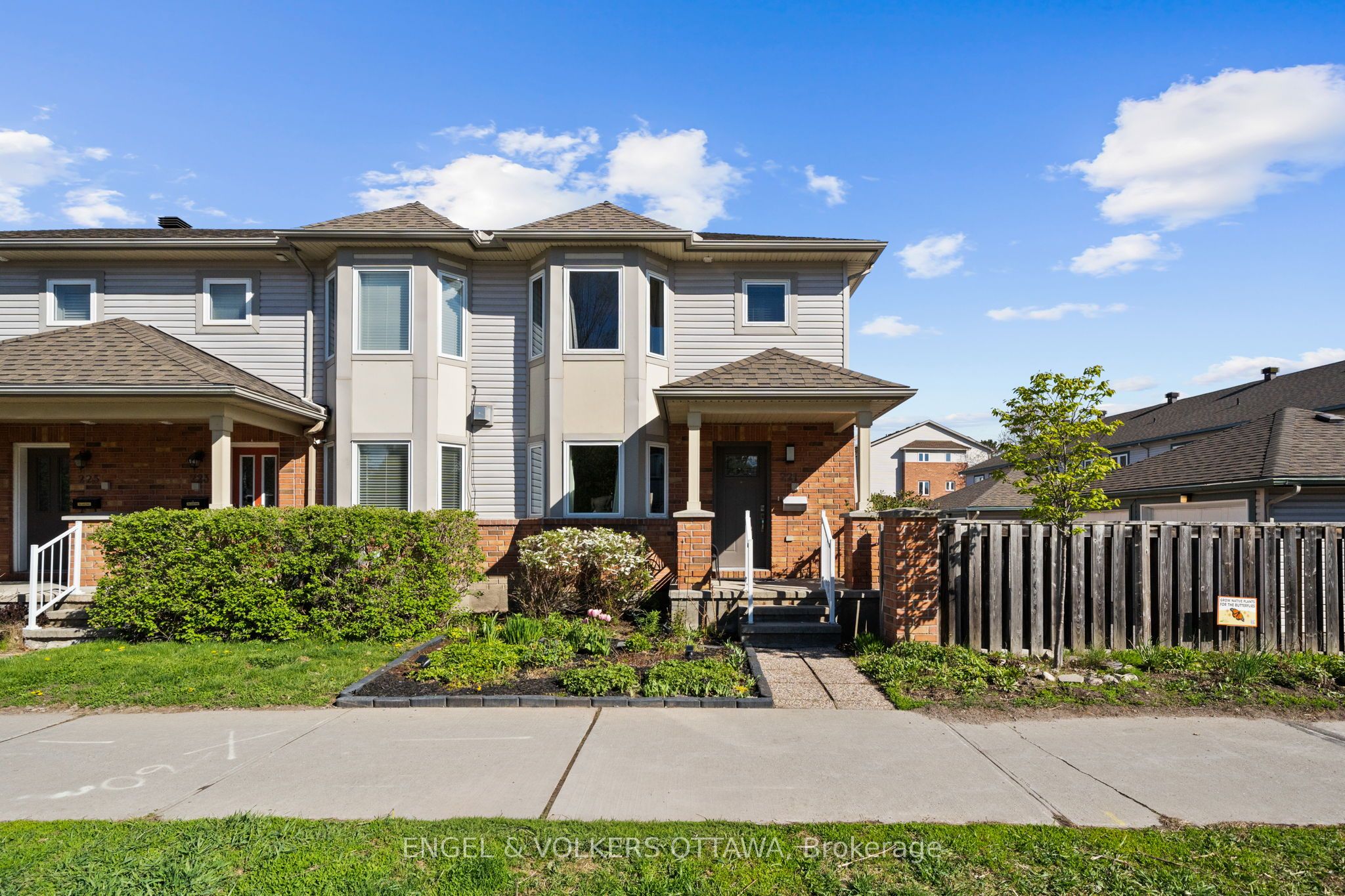 Updated 3-Bed, 3-Bath End Unit in Leslie Park