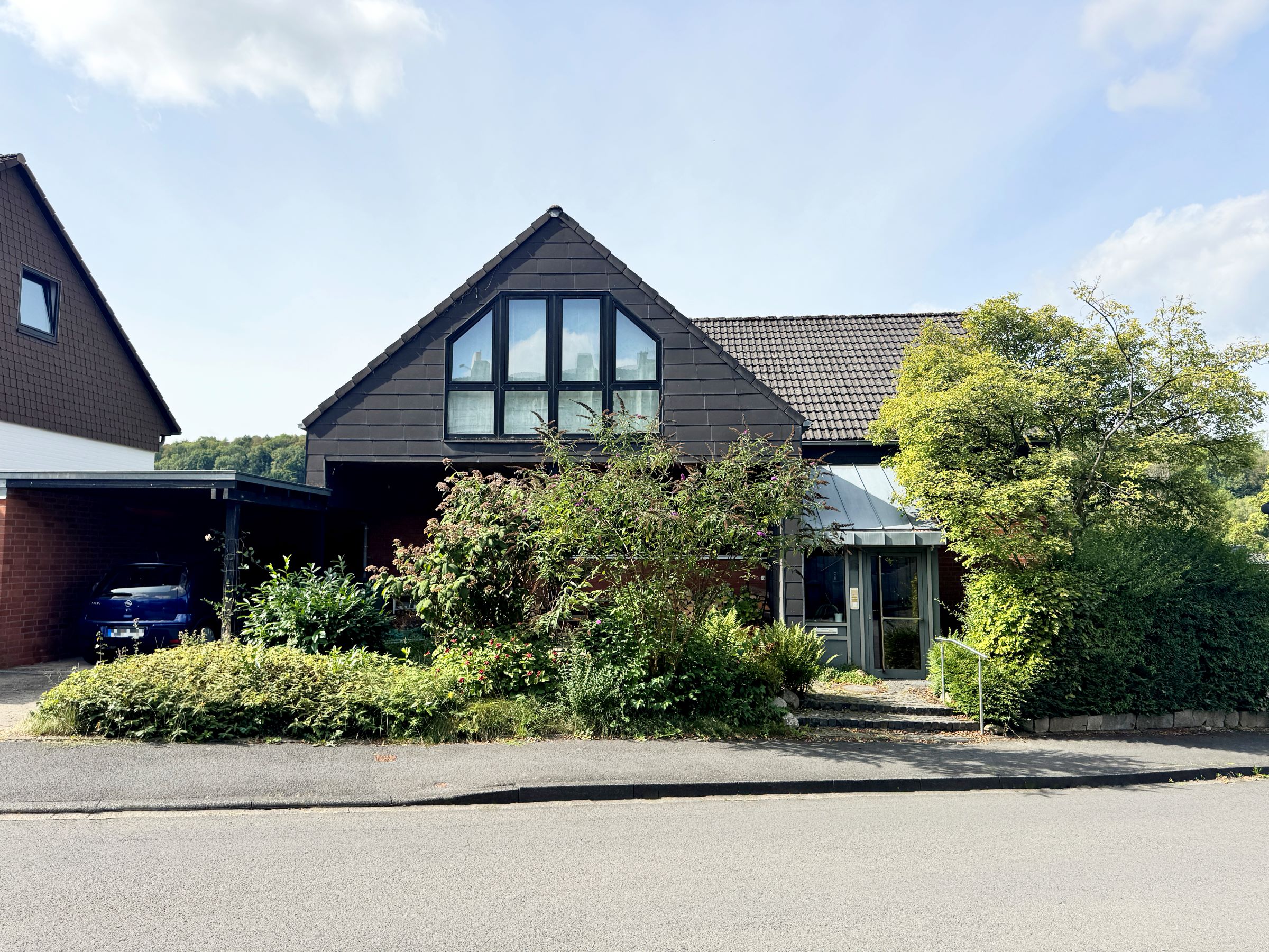 Großzügiges Einfamilienhaus mit Einliegerwohnung, Wintergarten und viel Platz in Herberhausen!