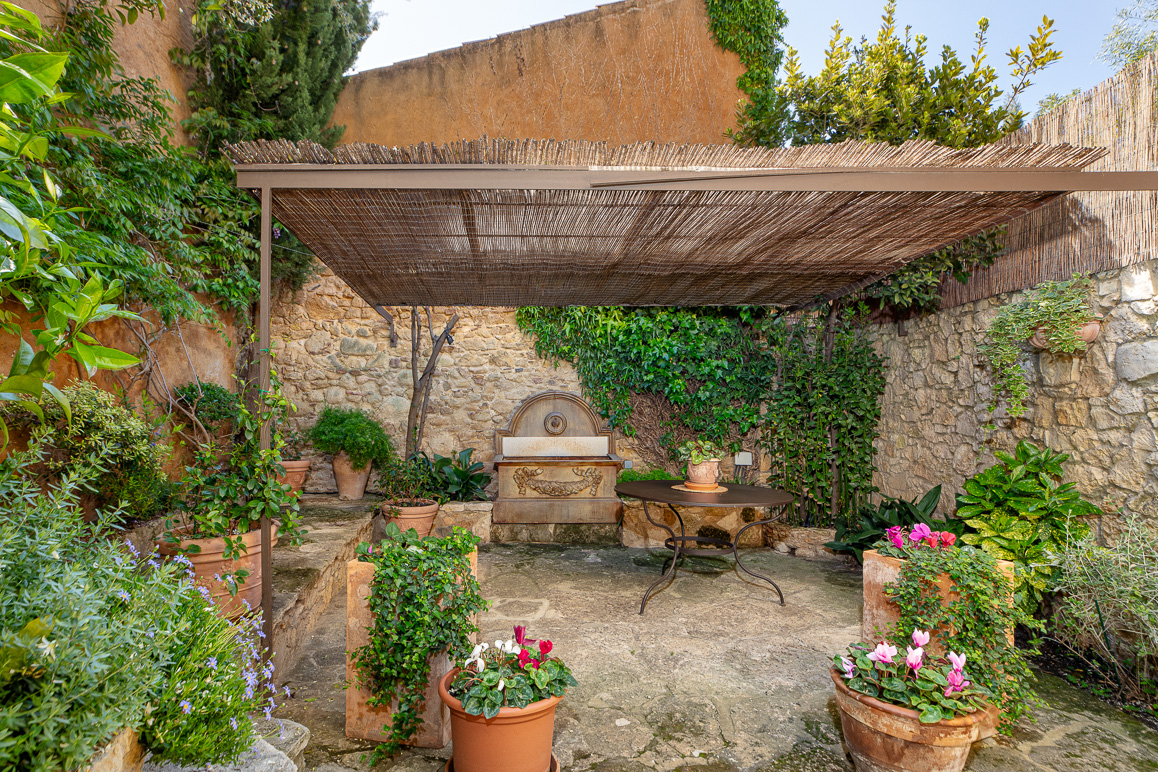 Casa de pueblo reformada con patio y terrazas
