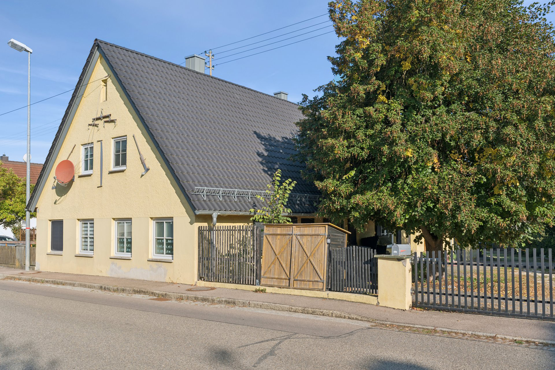 Charmantes Anwesen mit Einfamilienhaus, Offenstall und großzügigem Grundstück