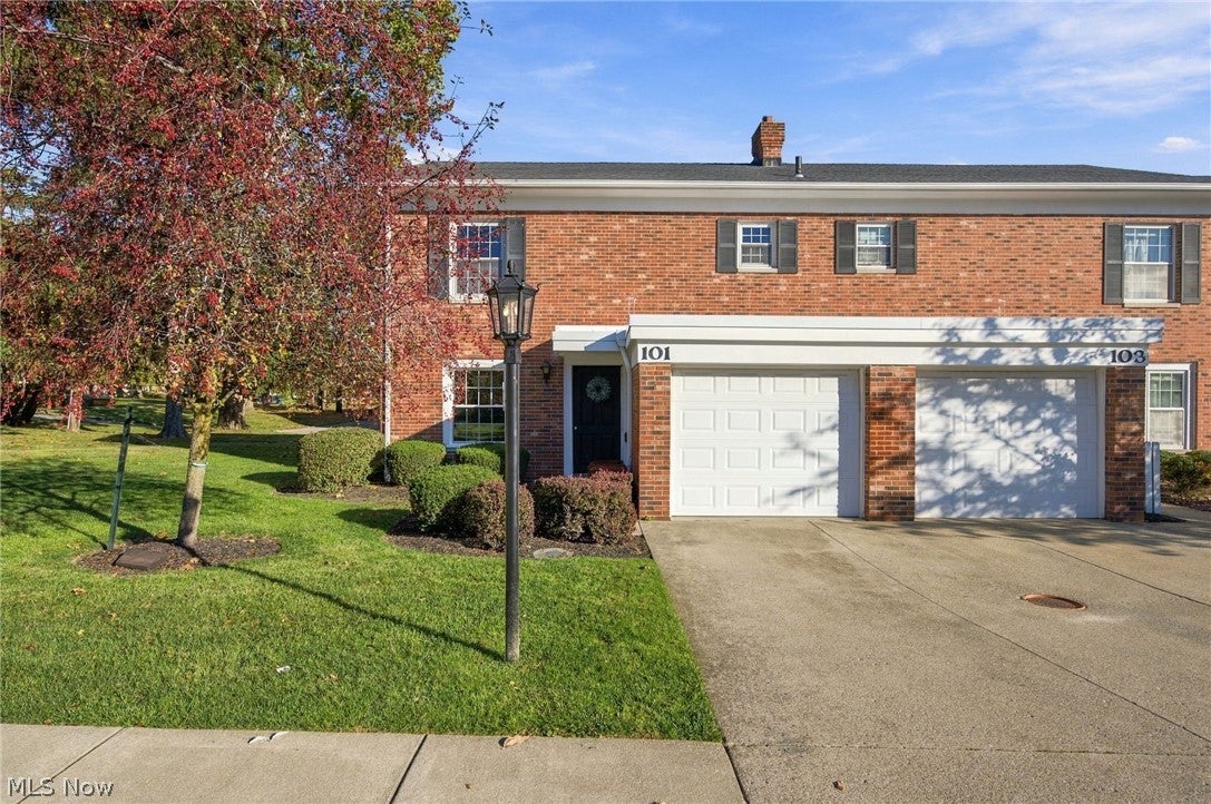 Beautifully Renovated Mayfield Heights Townhome