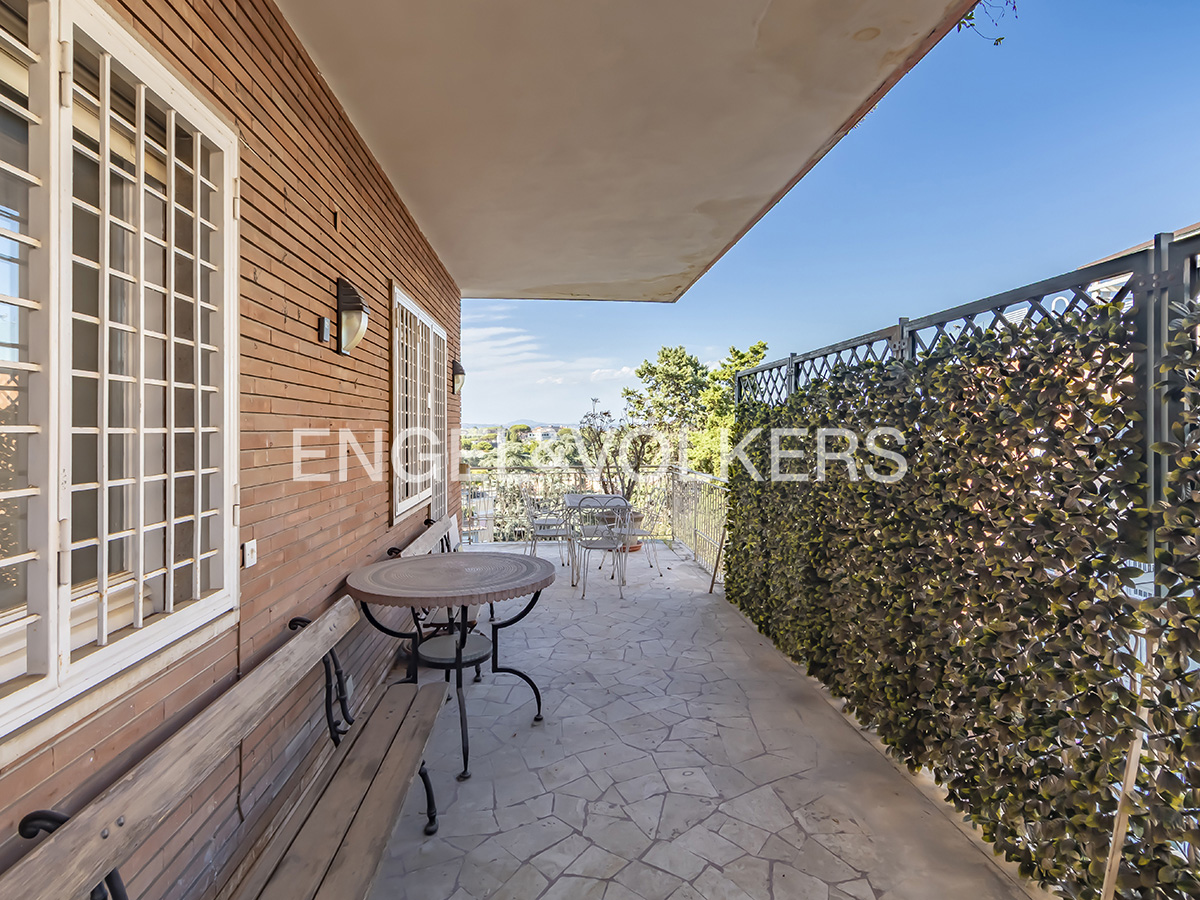 Prestigious apartment with terrace on Via dei Colli della Farnesina