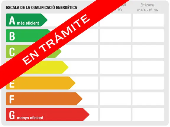 Energy efficiency scale from A to G, with a red banner saying "EN TRÁMITE" across the image.