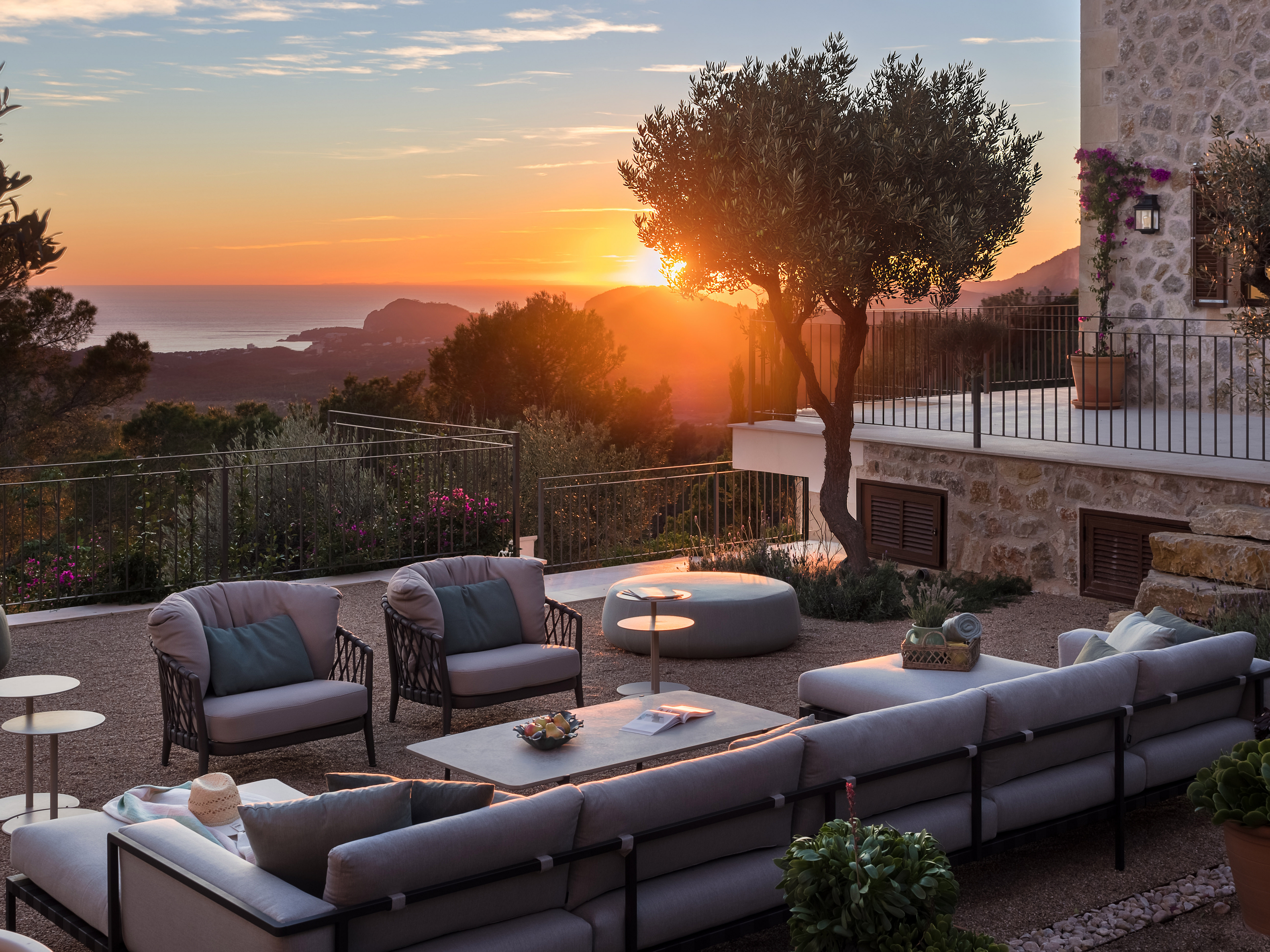 Tramuntana estate with three villas and sea views